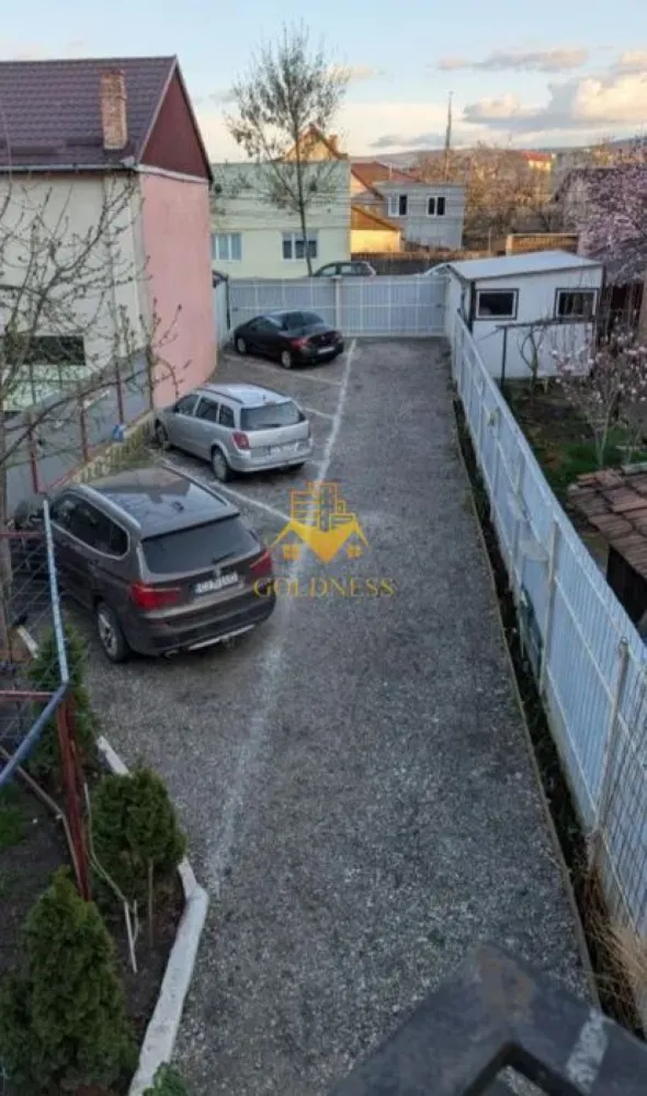 2 camere, parcare, curte, Marasti, Fabricii, Mega Image - GOLDNESS Imobiliare vă propune spre închiriere un apartament cu 2 camere complet mobilat și utilat, la parter într-o casa de 2 etaje, în Cartierul Mărăști . 

Dispune de loc de parcare!

Se află în apropierea stațiilor de transport în comun, magazine, restaurante, spații verzi, farmacii, etc. 

Apartamentul este compartimentat astfel:
 - dormitor cu pat matrimonial, dressing, noptiere
 - living cu bucatarie open space complet utilată și mobilată, canapea extensibilă, loc de servit masa 
 - baie cu cabina de dus, calorifer port prosop și dulap pentru depozitare.
 

Imobilul este dotat cu toate cele necesare- centrală proprie, frigider, aragaz, hotă, mașină de spălat haine, etc. 

Dacă sunteți interesați de acest apartament și doriți să îl vizionați, dar și pentru alte oferte nu ezitați să ne contactați telefonic sau prin e-mail. Vă stăm la dispoziție!
Pentru intermediere se percepe un comision de 50% din prețul chiriei