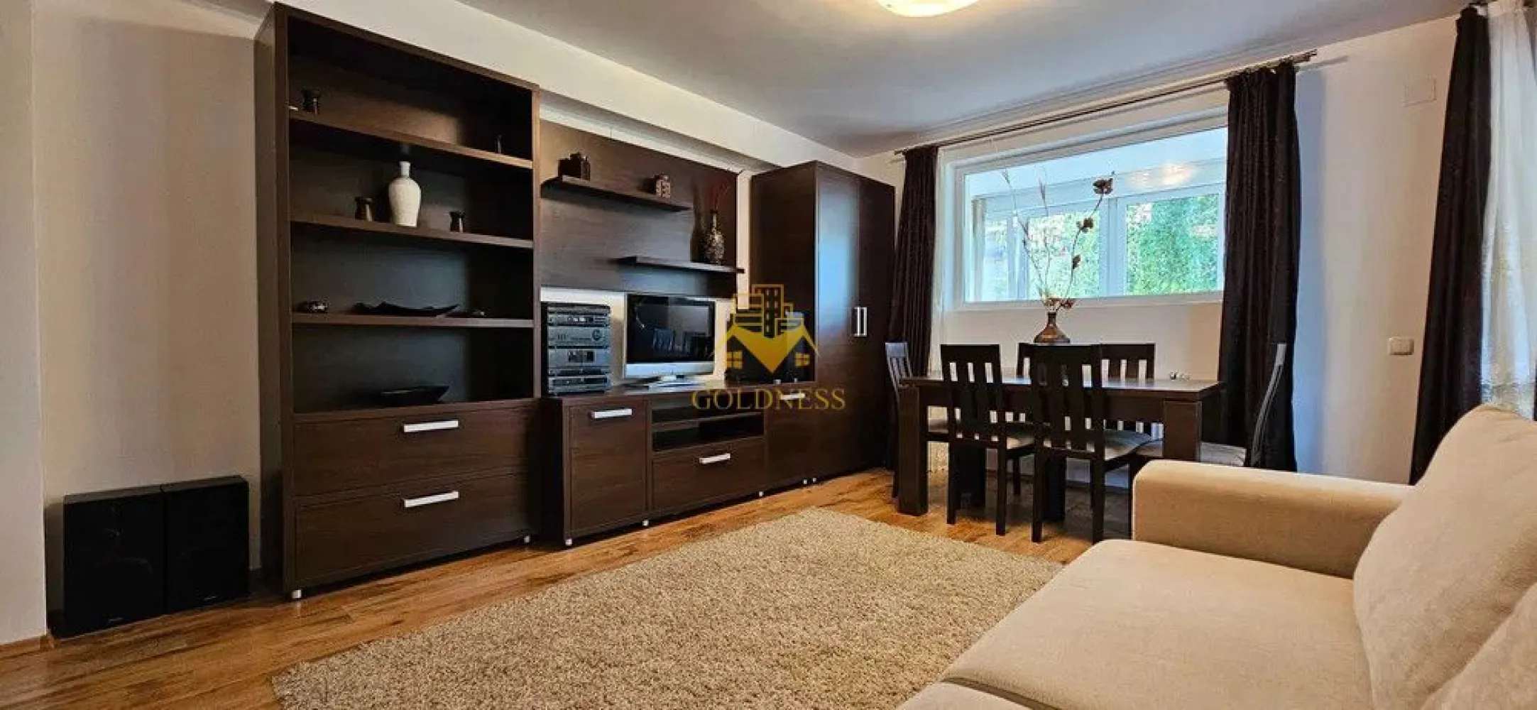 2 camere, Modern, Parcare, bloc nou, Buna Ziua, LIDL, Trifoiului - GOLDNESS Imobiliare vă propune spre închiriere un apartament cu 2 camere complet mobilat și utilat, la etajul 2 într-un imobil de 3 etaje, în Cartierul Buna ziua. Dispune de loc de parcare subteran! Se află în apropierea stațiilor de transport în comun, magazine, restaurante, spații verzi, farmacii, etc. Apartamentul este compartimentat astfel: - dormitor cu pat matrimonial, dressing, noptiere, AC - bucatarie utilata mobilata, loc de servit masa - living cu canapea extensibila, TV, spatiu pentru depozitare - baie cu cada, calorifer port prosop și dulap pentru depozitare. - terasa de 13 mp. Imobilul este dotat cu toate cele necesare- centrală proprie, frigider, aragaz, hotă, mașină de spălat haine, AC etc. Dacă sunteți interesați de acest apartament și doriți să îl vizionați, dar și pentru alte oferte nu ezitați să ne contactați telefonic sau prin e-mail. Vă stăm la dispoziție! Pentru intermediere se percepe un comision de 50% din prețul chiriei! Pret 700 euro pentru o persoana si 750euro pentru doua persoane. }}