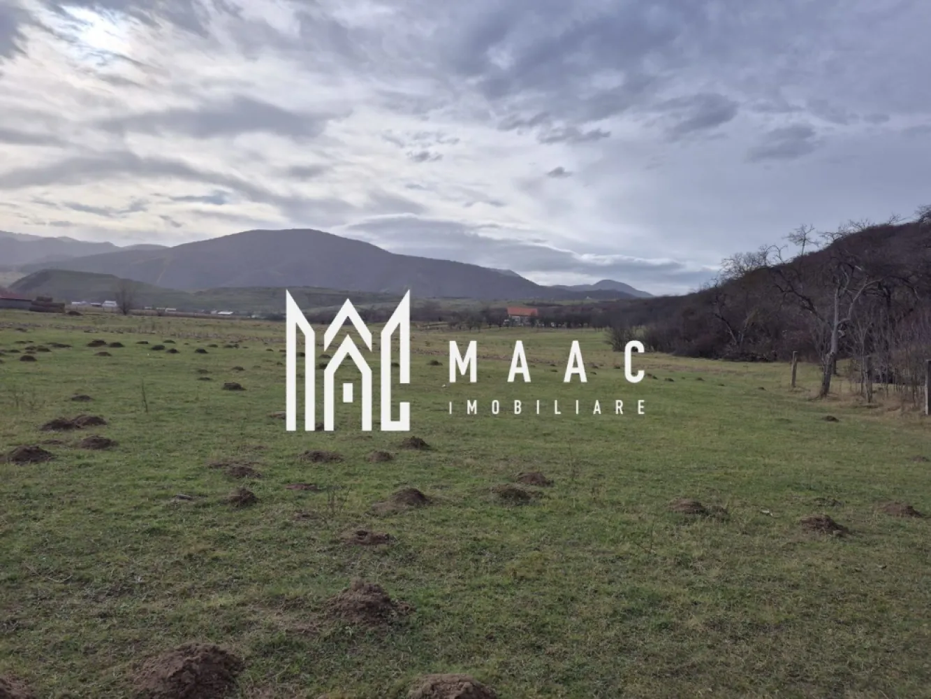 Teren de vanzare | Orlat | Extravilan - Maac imobiliare vă propune spre vânzare un teren de 2800 mp, situat în comuna Orlat, un loc cunoscut pentru peisajele sale spectaculoase și liniștea specifică zonei de munte. Proprietatea se remarcă prin vederi superbe spre împrejurimi, fiind alegerea ideală pentru cei care caută un spațiu generos, cu potențial ridicat de dezvoltare sau pentru o investiție pe termen lung. Terenul este împrejmuit cu stâlpi amplasați din 3 în 3 metri, delimitând clar suprafața și oferind un plus de siguranță și organizare pentru viitorul proprietar. Un avantaj rar întâlnit este prezența unui izvor cu apă potabilă pe teren, reprezentând o resursă naturală deosebit de valoroasă, ideală pentru consum, activități gospodărești sau pentru eventuale proiecte turistice ori de agrement. Pentru mai multe detalii sau programarea unei vizionari, va invitam sa contactati Maac imobiliare: CP2818104 }}