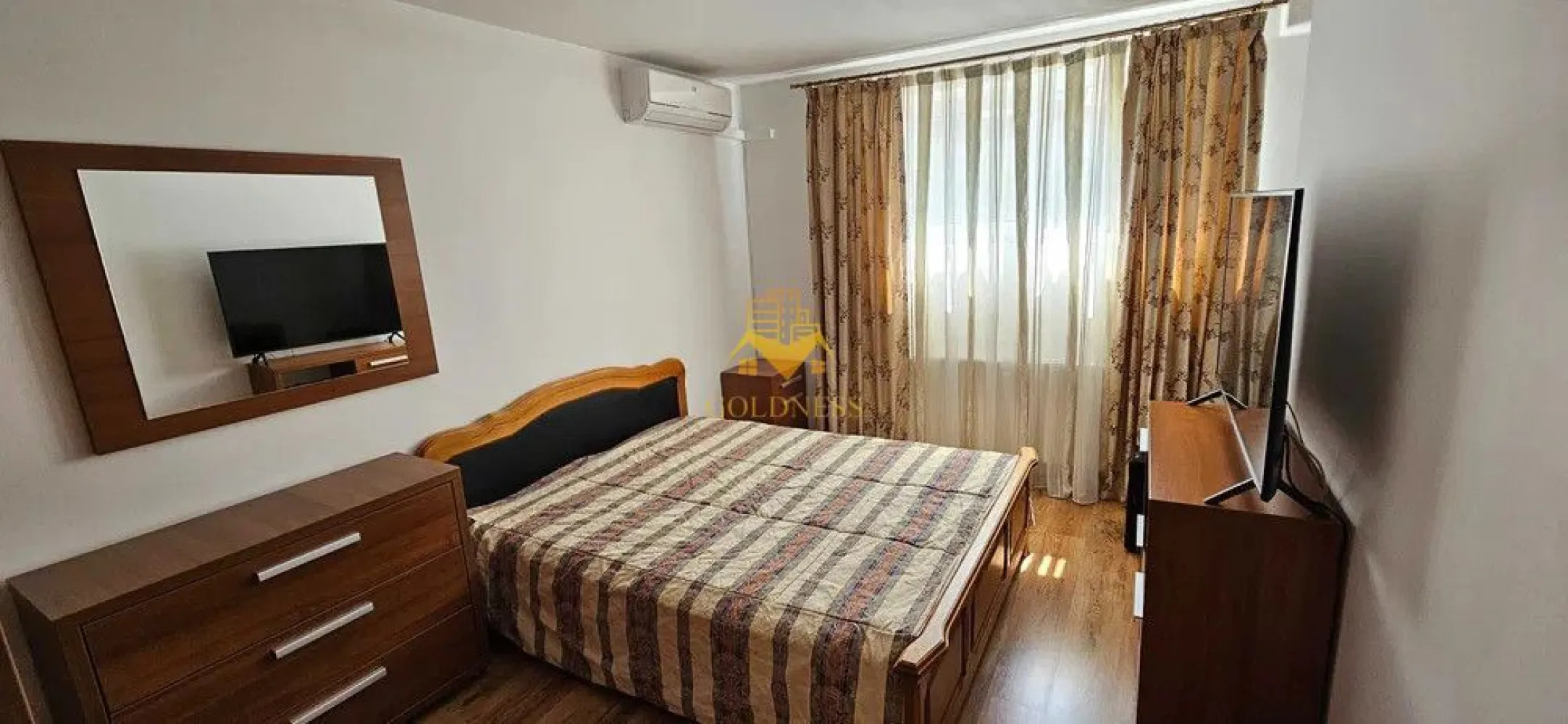 2 camere, Modern, Parcare, bloc nou, Buna Ziua, LIDL, Trifoiului - GOLDNESS Imobiliare vă propune spre închiriere un apartament cu 2 camere complet mobilat și utilat, la etajul 2 într-un imobil de 3 etaje, în Cartierul Buna ziua. Dispune de loc de parcare subteran! Se află în apropierea stațiilor de transport în comun, magazine, restaurante, spații verzi, farmacii, etc. Apartamentul este compartimentat astfel: - dormitor cu pat matrimonial, dressing, noptiere, AC - bucatarie utilata mobilata, loc de servit masa - living cu canapea extensibila, TV, spatiu pentru depozitare - baie cu cada, calorifer port prosop și dulap pentru depozitare. - terasa de 13 mp. Imobilul este dotat cu toate cele necesare- centrală proprie, frigider, aragaz, hotă, mașină de spălat haine, AC etc. Dacă sunteți interesați de acest apartament și doriți să îl vizionați, dar și pentru alte oferte nu ezitați să ne contactați telefonic sau prin e-mail. Vă stăm la dispoziție! Pentru intermediere se percepe un comision de 50% din prețul chiriei! Pret 700 euro pentru o persoana si 750euro pentru doua persoane. }}