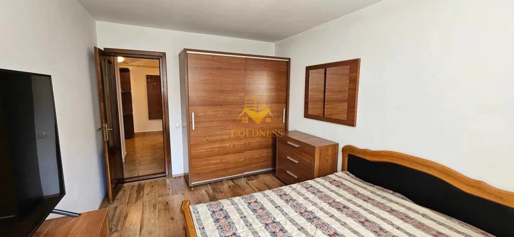 2 camere, Modern, Parcare, bloc nou, Buna Ziua, LIDL, Trifoiului - GOLDNESS Imobiliare vă propune spre închiriere un apartament cu 2 camere complet mobilat și utilat, la etajul 2 într-un imobil de 3 etaje, în Cartierul Buna ziua. Dispune de loc de parcare subteran! Se află în apropierea stațiilor de transport în comun, magazine, restaurante, spații verzi, farmacii, etc. Apartamentul este compartimentat astfel: - dormitor cu pat matrimonial, dressing, noptiere, AC - bucatarie utilata mobilata, loc de servit masa - living cu canapea extensibila, TV, spatiu pentru depozitare - baie cu cada, calorifer port prosop și dulap pentru depozitare. - terasa de 13 mp. Imobilul este dotat cu toate cele necesare- centrală proprie, frigider, aragaz, hotă, mașină de spălat haine, AC etc. Dacă sunteți interesați de acest apartament și doriți să îl vizionați, dar și pentru alte oferte nu ezitați să ne contactați telefonic sau prin e-mail. Vă stăm la dispoziție! Pentru intermediere se percepe un comision de 50% din prețul chiriei! Pret 700 euro pentru o persoana si 750euro pentru doua persoane. }}