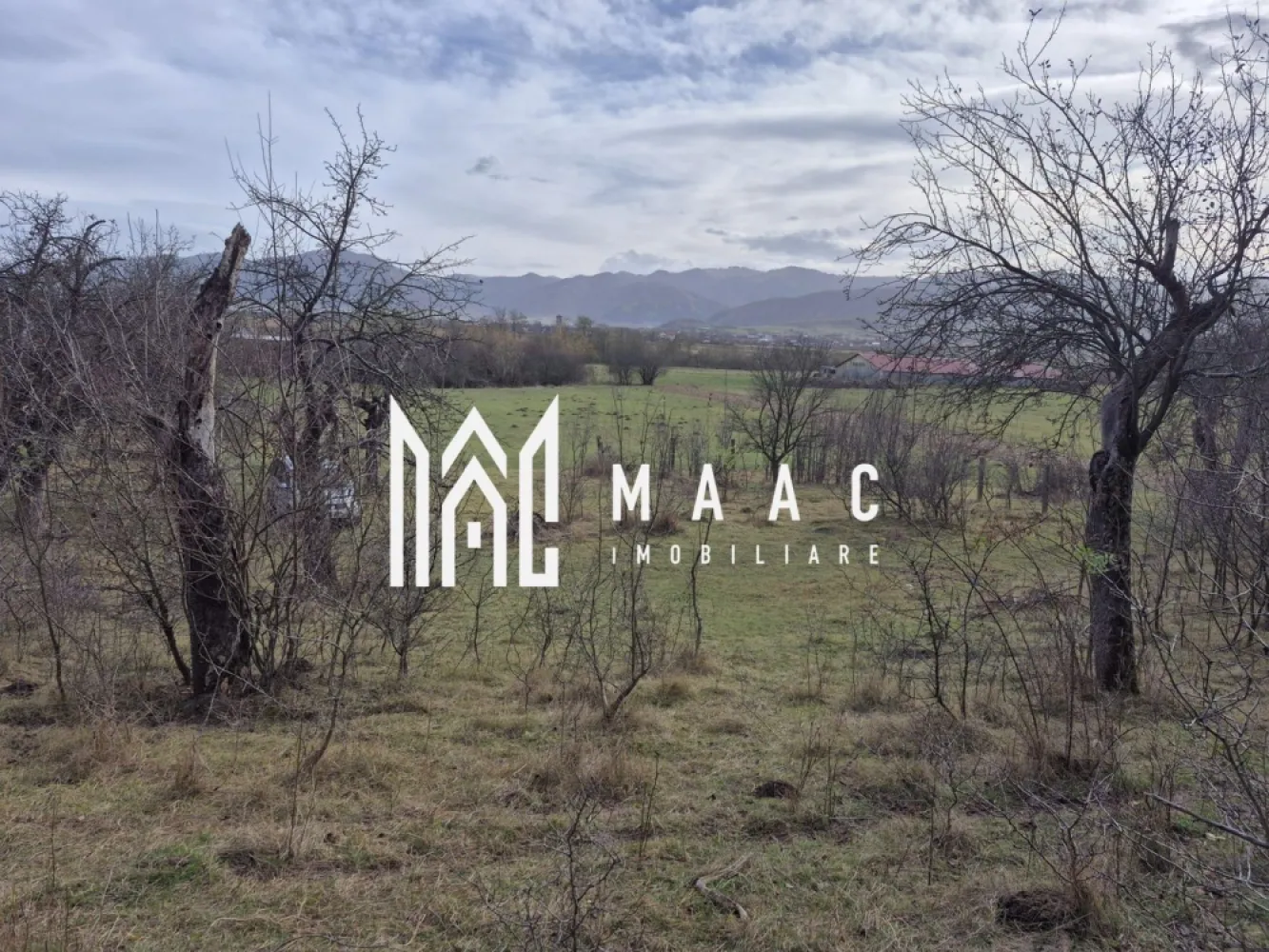 Teren de vanzare | Orlat | Extravilan - Maac imobiliare vă propune spre vânzare un teren de 2800 mp, situat în comuna Orlat, un loc cunoscut pentru peisajele sale spectaculoase și liniștea specifică zonei de munte. Proprietatea se remarcă prin vederi superbe spre împrejurimi, fiind alegerea ideală pentru cei care caută un spațiu generos, cu potențial ridicat de dezvoltare sau pentru o investiție pe termen lung. Terenul este împrejmuit cu stâlpi amplasați din 3 în 3 metri, delimitând clar suprafața și oferind un plus de siguranță și organizare pentru viitorul proprietar. Un avantaj rar întâlnit este prezența unui izvor cu apă potabilă pe teren, reprezentând o resursă naturală deosebit de valoroasă, ideală pentru consum, activități gospodărești sau pentru eventuale proiecte turistice ori de agrement. Pentru mai multe detalii sau programarea unei vizionari, va invitam sa contactati Maac imobiliare: CP2818104 }}