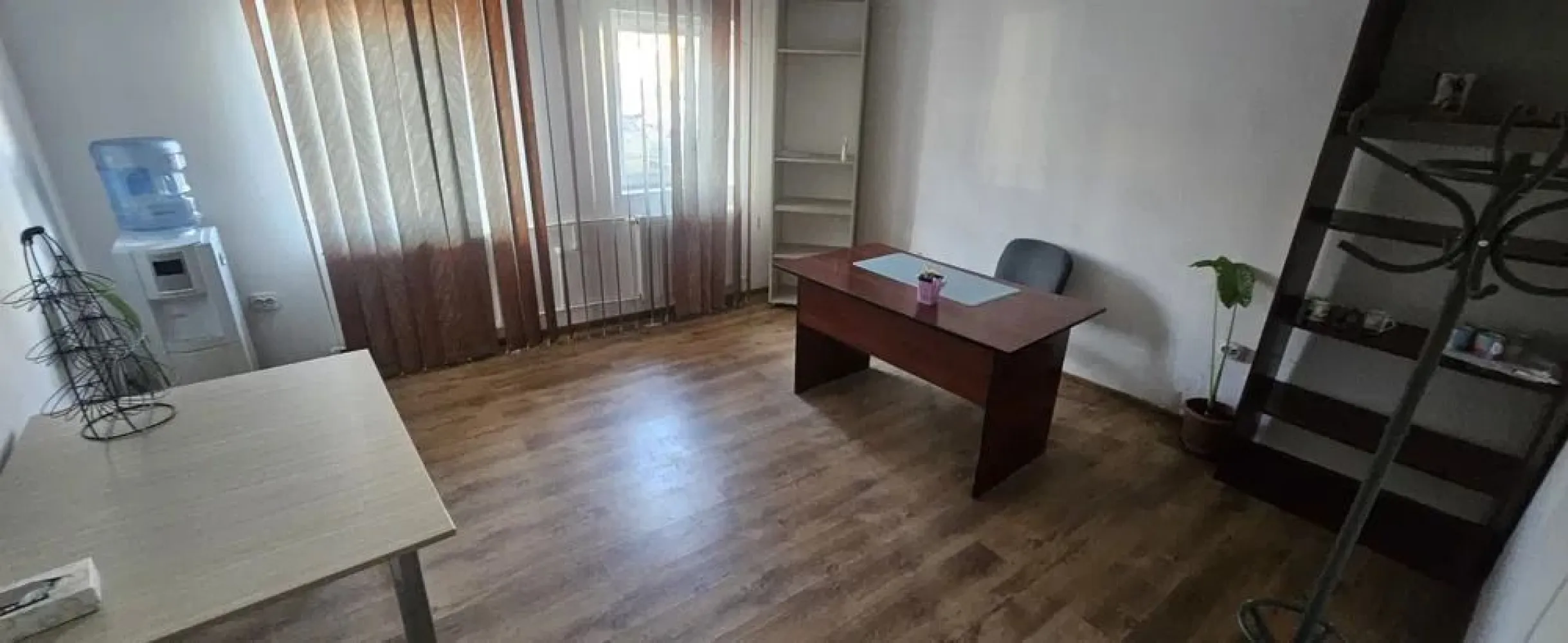 De inchiriat birouri zona Port, Faleza - Oferim spre închiriere spații moderne de birouri situate în zona Falzezei, la doar 300 metri de Registrul Comerțului Galați. Aceste spații sunt ideale pentru activități de birouri, oferind confort și siguranță. Detalii despre spațiu: Suprafață: 25 mp (prețul afișat de 900 RON/lună este pentru un birou de această dimensiune) Clădire de birouri de înaltă calitate Birouri complet utilate și amenajate pentru productivitate Baie proprie pentru confortul angajaților Sistem de încălzire cu centrală proprie Securitate: camere de supraveghere și sistem de alarmă BGS, pentru siguranța dvs. Prețul de 900 RON/lună reprezintă chiria pentru fiecare birou de 25 mp. Spațiile sunt potrivite pentru companii mici, firme sau freelanceri care doresc un mediu profesional, sigur și bine situat. Pentru mai multe detalii sau pentru a programa o vizionare, vă rugăm să ne contactați. Nu ratați oportunitatea de a vă stabili biroul într-o zonă excelentă din Galați! Relatii si programari la telefon 0740.949.871 - Marian Ene, consilier imobiliar Mag Invest