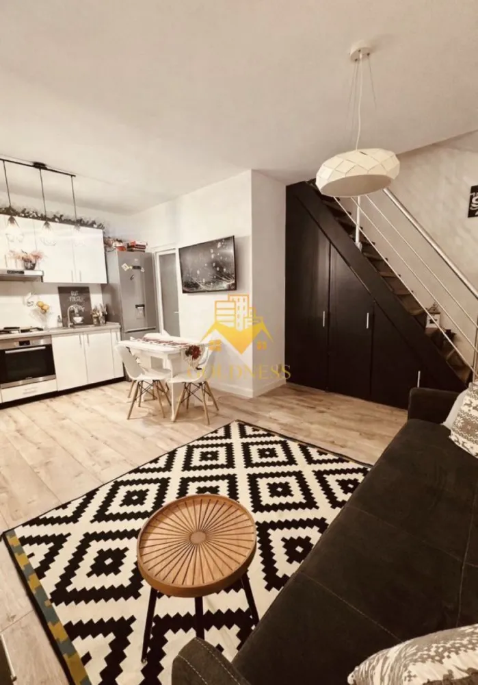 3 camere, Ultracentral, Zona Dorobantilor, Facultata de Drept, Cipariu - GOLDNESS Imobiliare vă propune spre închiriere un apartament cu 3 camere complet mobilat și utilat, la Parter într-o casa cu Mansarda în Centru. Posibilitate de parcare în curte. Se află în apropierea stațiilor de transport în comun, magazine, restaurante, spații verzi, farmacii, etc. Apartamentul este compartimentat astfel: - parter 30mp cu living, bucatarie open space complet utilată și mobilată, canapea extensibilă, loc de servit masa - parter baie cu dus, calorifer port prosop și dulap pentru depozitare. - Etaj 25mp 2 dormitoare cu pat matrimonial și baie de serviciu - curte comuna Imobilul este dotat cu toate cele necesare- centrală proprie, frigider, aragaz, hotă, mașină de spălat haine, etc. Dacă sunteți interesați de acest apartament și doriți să îl vizionați, dar și pentru alte oferte nu ezitați să ne contactați telefonic sau prin e-mail. Vă stăm la dispoziție! Pentru intermediere se percepe un comision de 50% din prețul chiriei!
