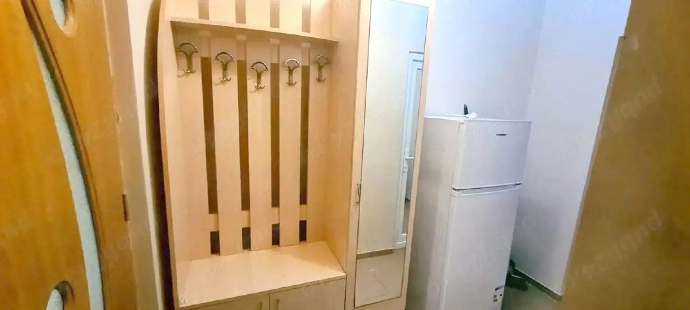 De inchiriat apartament 1 cameră, Țiglina 1, str. Saturn - Ofer spre închiriere apartament situat în cartier Țiglina 1, pe strada Saturn, la etajul 3 al unui bloc cu 10 etaje. Locuința este mobilată și utilată conform pozelor atașate și dispune de toate facilitățile necesare pentru un trai confortabil: aer condiționat, frigider, mașină de spălat, Wi-Fi, Smart TV etc. Prețul chiriei este de 250 euro/lună. Se solicită garanție în valoare de 250 euro, iar la semnarea contractului de închiriere se percepe și comisionul agenției. Pentru mai multe detalii sau programarea unei vizionări, vă rog să mă contactați.