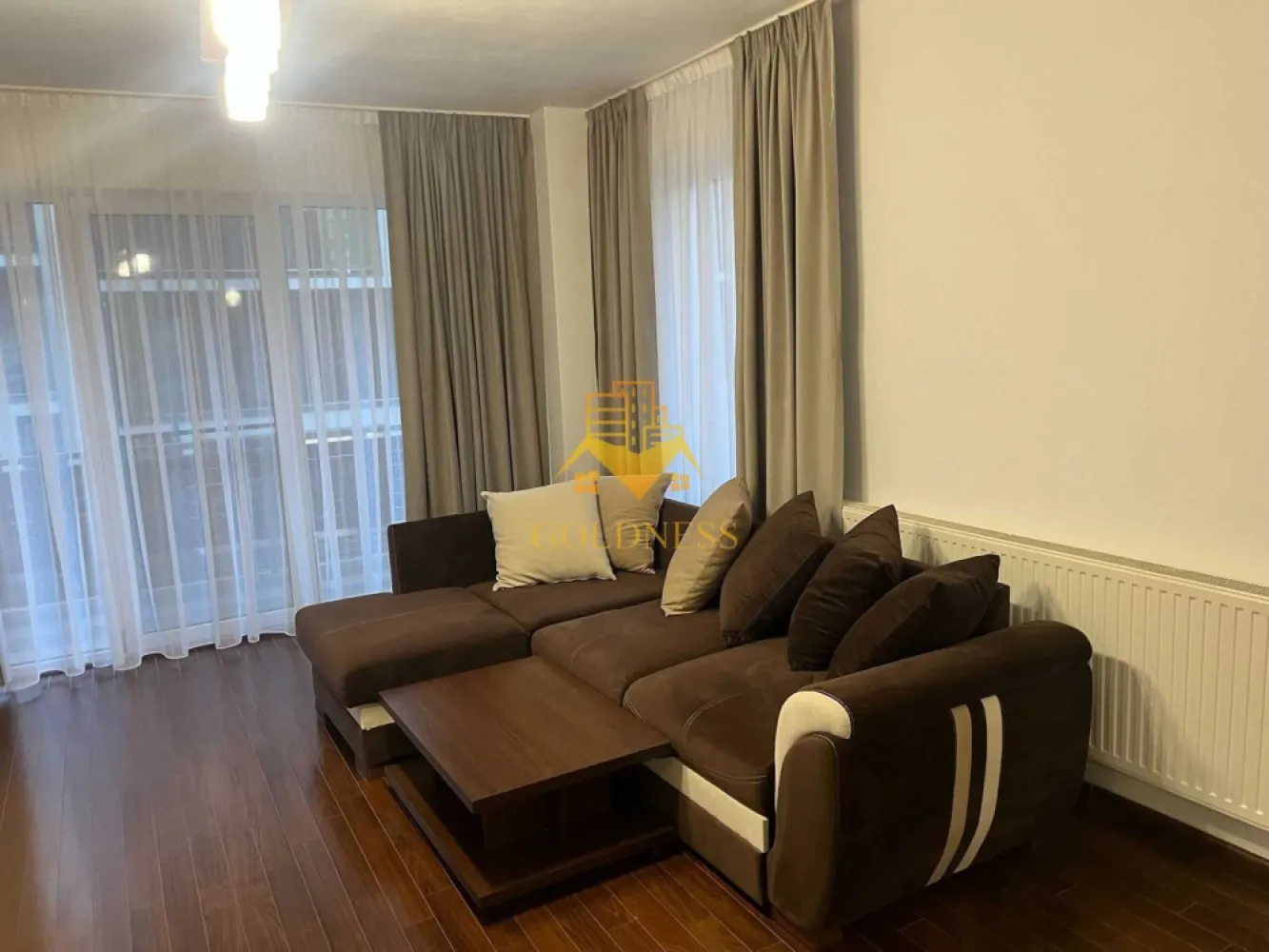 3 camere, Cartierul Buna ziua, Grand Hotel Italia, Calea Turzii, Lidl - GOLDNESS Imobiliare vă propune spre închiriere un apartament cu 3 camere complet mobilat și utilat, la etajul 1 într-un imobil de 6 etaje, în Cartierul Buna ziua. Dispune de loc de parcare subteran. Se află în apropierea stațiilor de transport în comun, magazine, restaurante, spații verzi, farmacii, etc. Apartamentul este compartimentat astfel: - 2 dormitoare cu pat matrimonial, dressing, noptiere - living - bucatarie open space complet utilată și mobilată, canapea extensibilă, loc de servit masa - baie cu cabina de dus, calorifer port prosop și dulap pentru depozitare. - baia principală este dotată cu vană cu hidromasaj. - terasa de 10 mp. Imobilul este dotat cu toate cele necesare- centrală pe imobil, frigider, aragaz, hotă, mașină de spălat haine, etc. Dacă sunteți interesați de acest apartament și doriți să îl vizionați, dar și pentru alte oferte nu ezitați să ne contactați telefonic sau prin e-mail. Vă stăm la dispoziție! Pentru intermediere se percepe un comision de 50% din prețul chiriei!