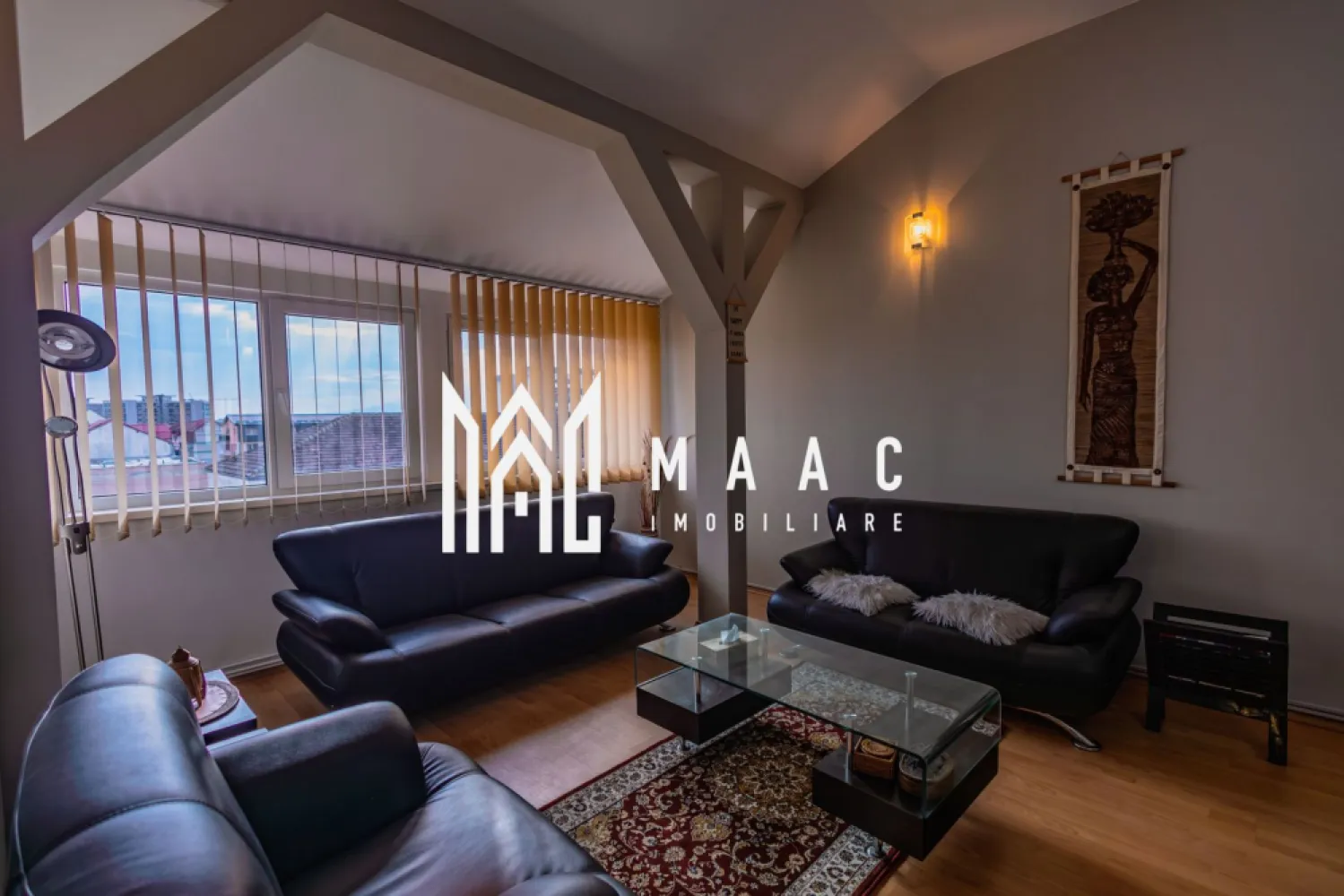Apartament 5 Camere | 2 Nivele | 150MPU | Hipodrom 3 - MAAC Imobiliare vă propune spre vânzare un apartament spațios cu 5 camere, dispus pe 2 nivele, situat la etajul 4 al unui imobil bine întreținut și izolat termic cu BCA, o proprietate potrivită pentru o familie numeroasă sau pentru cei care apreciază suprafețele generoase și compartimentarea versatilă. Comision 0% pentru cumparator Apartamentul are o suprafață utilă de 150 mp și este organizat pe două niveluri, oferind delimitare clară între zonele de zi și cele de odihnă. Caracteristici principale: -suprafață utilă: 150 mp -compartimentare pe 2 nivele -5 camere luminoase -2 băi complet echipate -balcon -pivniță de 10 mp Proprietatea se vinde mobilată și utilată complet, cu excepția câtorva corpuri de mobilier. Încălzirea este eficientă, iar confortul termic este asigurat de izolația exterioară cu BCA. Compartimentarea funcțională permite organizarea distinctă a spațiilor de lucru, relaxare și odihnă. Localizarea oferă acces facil la școli, magazine, mijloace de transport în comun și spații verzi, ceea ce face ca această proprietate să fie potrivită atât pentru locuire proprie, cât și pentru investiție. Pentru informații și vizionări vă rugăm să menționați la telefon numărul CP2695312. }}