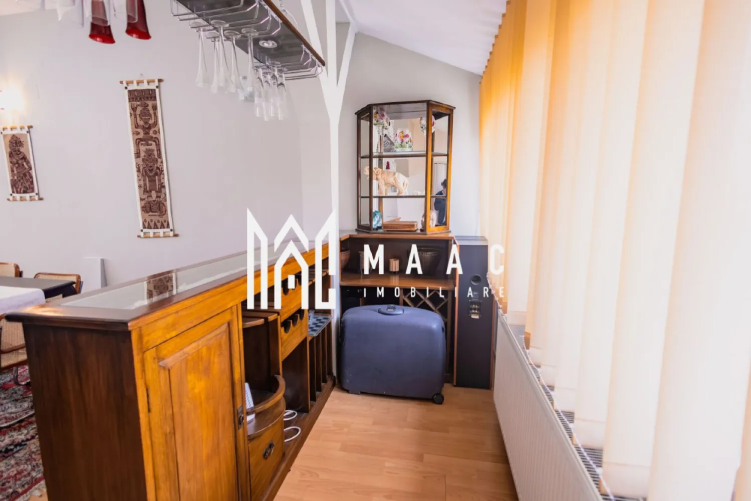 Apartament 5 Camere | 2 Nivele | 150MPU | Hipodrom 3 - MAAC Imobiliare vă propune spre vânzare un apartament spațios cu 5 camere, dispus pe 2 nivele, situat la etajul 4 al unui imobil bine întreținut și izolat termic cu BCA, o proprietate potrivită pentru o familie numeroasă sau pentru cei care apreciază suprafețele generoase și compartimentarea versatilă. Comision 0% pentru cumparator Apartamentul are o suprafață utilă de 150 mp și este organizat pe două niveluri, oferind delimitare clară între zonele de zi și cele de odihnă. Caracteristici principale: -suprafață utilă: 150 mp -compartimentare pe 2 nivele -5 camere luminoase -2 băi complet echipate -balcon -pivniță de 10 mp Proprietatea se vinde mobilată și utilată complet, cu excepția câtorva corpuri de mobilier. Încălzirea este eficientă, iar confortul termic este asigurat de izolația exterioară cu BCA. Compartimentarea funcțională permite organizarea distinctă a spațiilor de lucru, relaxare și odihnă. Localizarea oferă acces facil la școli, magazine, mijloace de transport în comun și spații verzi, ceea ce face ca această proprietate să fie potrivită atât pentru locuire proprie, cât și pentru investiție. Pentru informații și vizionări vă rugăm să menționați la telefon numărul CP2695312. }}