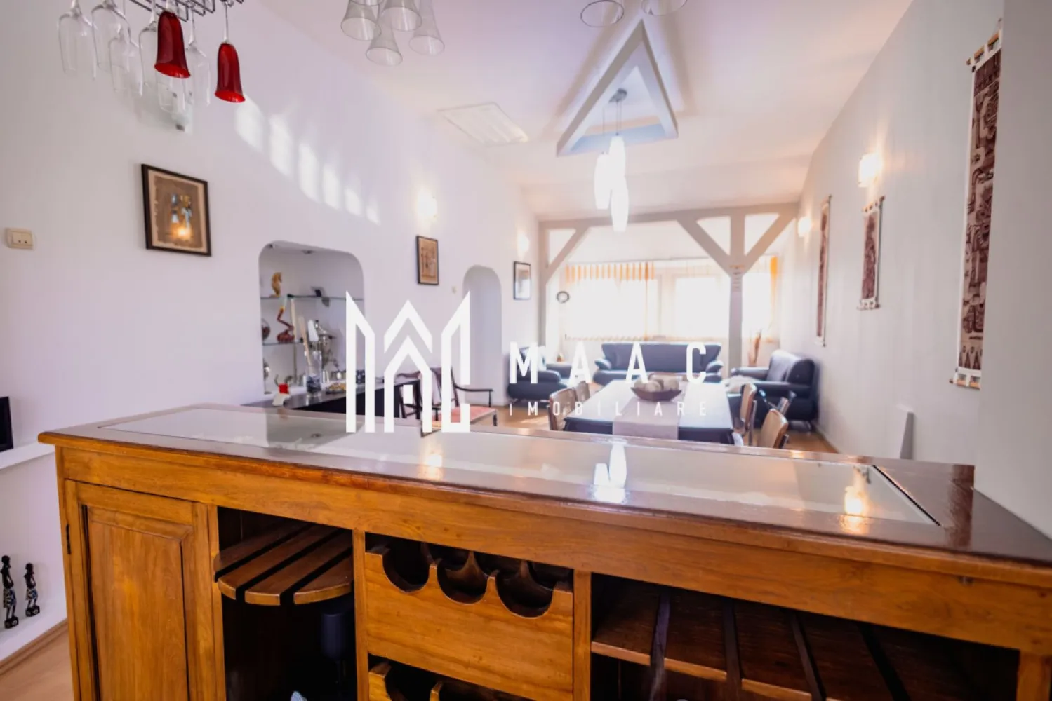 Apartament 5 Camere | 2 Nivele | 150MPU | Hipodrom 3 - MAAC Imobiliare vă propune spre vânzare un apartament spațios cu 5 camere, dispus pe 2 nivele, situat la etajul 4 al unui imobil bine întreținut și izolat termic cu BCA, o proprietate potrivită pentru o familie numeroasă sau pentru cei care apreciază suprafețele generoase și compartimentarea versatilă. Comision 0% pentru cumparator Apartamentul are o suprafață utilă de 150 mp și este organizat pe două niveluri, oferind delimitare clară între zonele de zi și cele de odihnă. Caracteristici principale: -suprafață utilă: 150 mp -compartimentare pe 2 nivele -5 camere luminoase -2 băi complet echipate -balcon -pivniță de 10 mp Proprietatea se vinde mobilată și utilată complet, cu excepția câtorva corpuri de mobilier. Încălzirea este eficientă, iar confortul termic este asigurat de izolația exterioară cu BCA. Compartimentarea funcțională permite organizarea distinctă a spațiilor de lucru, relaxare și odihnă. Localizarea oferă acces facil la școli, magazine, mijloace de transport în comun și spații verzi, ceea ce face ca această proprietate să fie potrivită atât pentru locuire proprie, cât și pentru investiție. Pentru informații și vizionări vă rugăm să menționați la telefon numărul CP2695312. }}