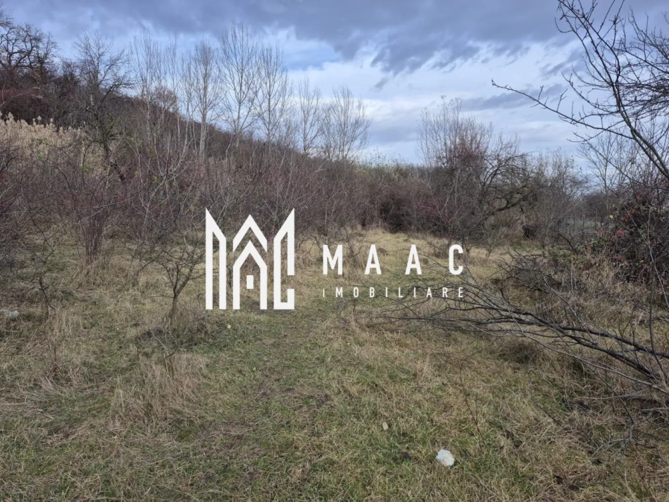 Teren de vanzare | Orlat | Extravilan - Maac imobiliare vă propune spre vânzare un teren de 2800 mp, situat în comuna Orlat, un loc cunoscut pentru peisajele sale spectaculoase și liniștea specifică zonei de munte. Proprietatea se remarcă prin vederi superbe spre împrejurimi, fiind alegerea ideală pentru cei care caută un spațiu generos, cu potențial ridicat de dezvoltare sau pentru o investiție pe termen lung. Terenul este împrejmuit cu stâlpi amplasați din 3 în 3 metri, delimitând clar suprafața și oferind un plus de siguranță și organizare pentru viitorul proprietar. Un avantaj rar întâlnit este prezența unui izvor cu apă potabilă pe teren, reprezentând o resursă naturală deosebit de valoroasă, ideală pentru consum, activități gospodărești sau pentru eventuale proiecte turistice ori de agrement. Pentru mai multe detalii sau programarea unei vizionari, va invitam sa contactati Maac imobiliare: CP2818104 }}