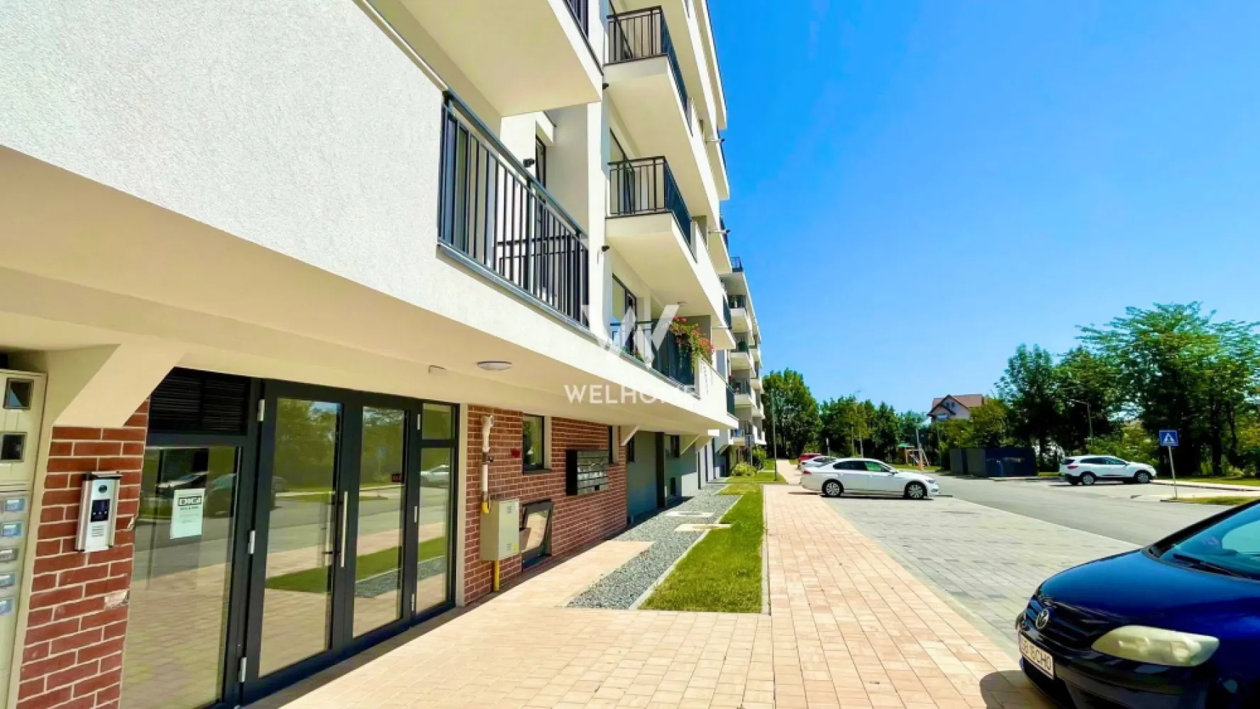 Chirie apartament 3 camere Turnisor Sibiu - Spre închiriere un superb apartament cu 3 camere, o suprafață utila de 64mp si o terasa de 11mp situat la etajul 1/3 in unul din cele mai reușite complexuri din Sibiu. Bloc cu lift. Complet mobilat si utilat cum se vede in poze, cu loc de parcare suprateran si boxa de depozitare la subsol. Compartimentat astfel: Hol. Living cu bucătărie si dublu acces la terasa. Dormitor pentru copii Dormitor matrimonial cu acces la balcon Baie mare dotată cu cada DOTARI: Jaluzele electrice la dormitoare. Încălzire prin pardoseala cu termostate pe fiecare camera inclusiv si in baie. numerose spati pentru depozitare. Preț: 595euro/luna +garantie si comision către agentie. Tel: 0745 99 55 37 Mihai.