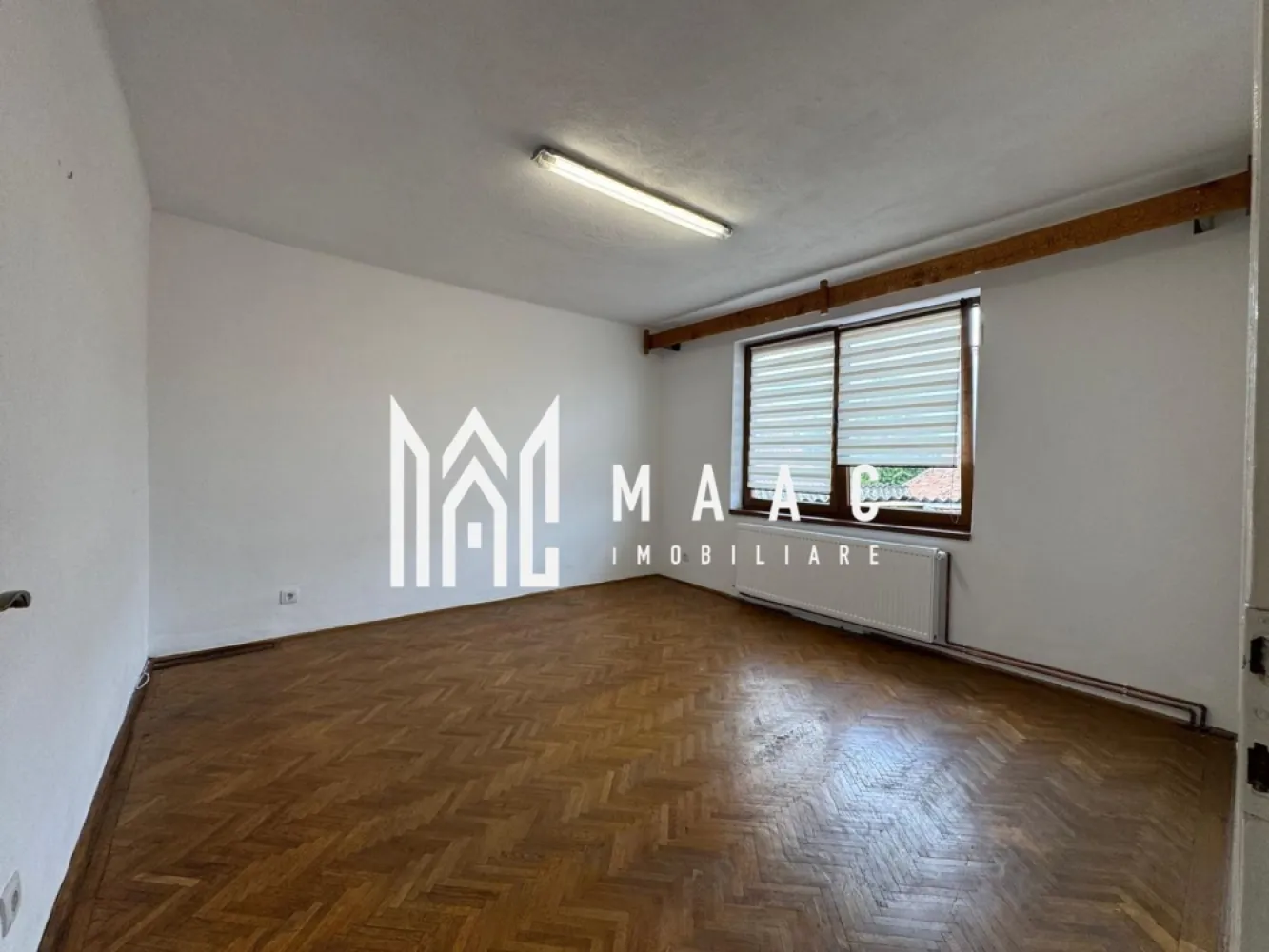 Casă Duplex | 132 MPU | Garaj | Curte | Calea Dumbrăvii– Sub Arini - Maac Imobiliare prezintă spre vânzare o casă tip duplex spațioasă și primitoare, situată într-una dintre cele mai dorite zone ale Sibiului – Calea Dumbrăvii, la doar câteva minute de Parcul Sub Arini și de principalele puncte de interes ale orașului. Proprietatea oferă o suprafață utilă de 132 mp, la care se adaugă o pivniță generoasă de 65,8 mp, întinsă pe întreaga amprentă a casei, perfectă pentru depozitare sau amenajare ca spațiu suplimentar de relaxare. Dispune de curte proprie, garaj închis, garaj deschis și două poduri, oferind multiple zone funcționale și de depozitare. Compartimentare: 2 dormitoare luminoase Living generos și primitor Bucătărie principală + bucătărie de vară 2 băi Cămară exterioară 2 poduri (cu acces interior și exterior) 2 intrări (față și spate) Garaj închis + garaj deschis Suprafețe: Suprafață utilă: 132 mp Pivniță: 65,8 mp (pe toată amprenta casei) Curte proprie Avantaje și localizare: Proprietatea beneficiază de o amplasare excelentă, în apropiere de: Pizzerie chiar peste drum Magazin Simpa și magazin La 2 Pași Farmacie la câțiva pași Biserică – la 3 minute de mers pe jos Parcul Sub Arini – la doar 5 minute Centrul Sibiului – la aproximativ 15 minute Casa este ideală pentru o familie care își dorește confort, intimitate și acces rapid către toate facilitățile urbane, într-una dintre cele mai verzi și apreciate zone ale orașului. Pentru mai multe detalii sau pentru a programa o vizionare, te rugăm să ne contactezi, specificând ID: CP2818070. }}