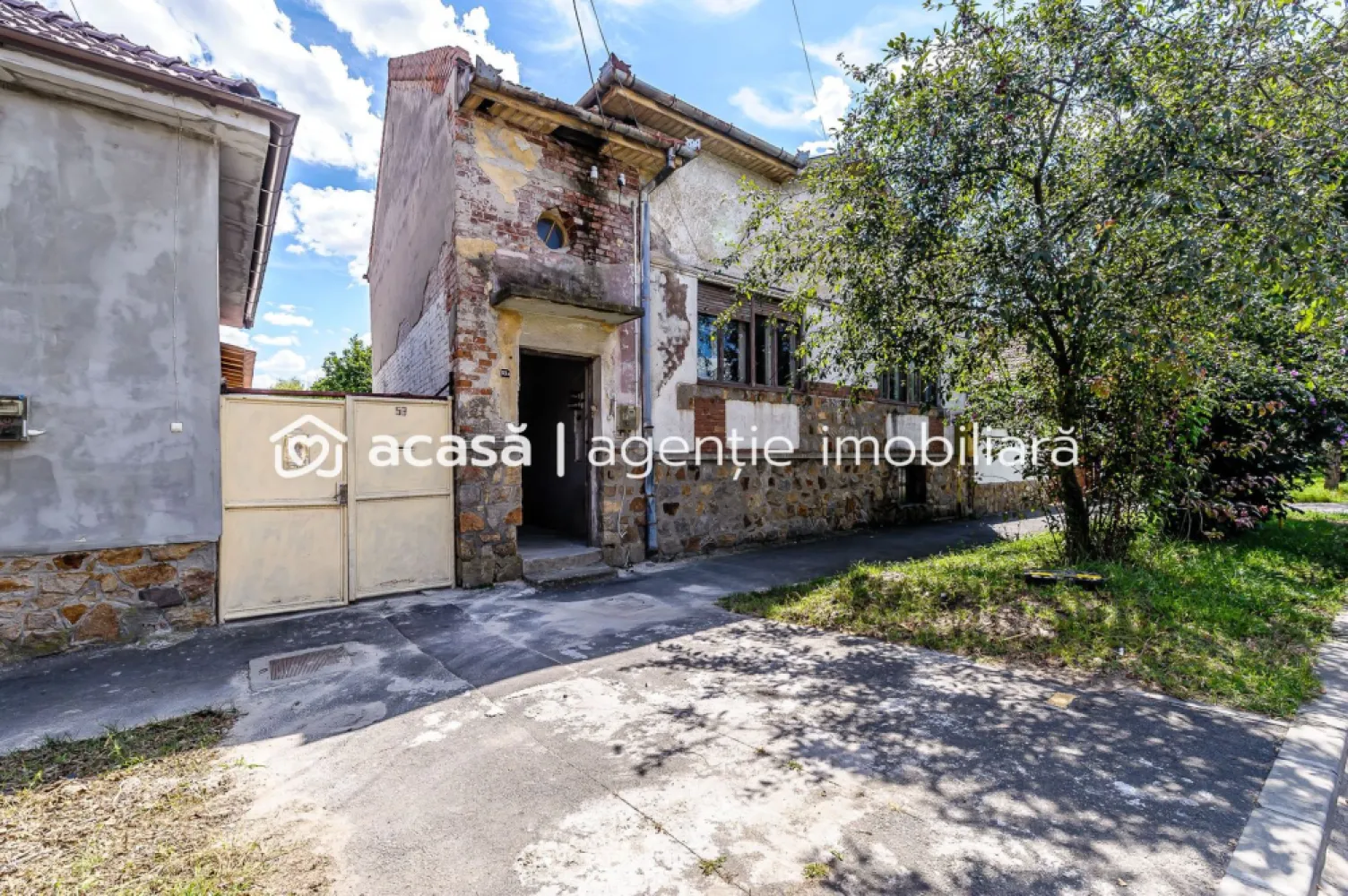 Casă pe Dorobanților | 716 mp teren | centrală gaz | Pârneava - Proprietate cu potențial, care necesită renovare completă, dar merită investiția datorită poziției și structurii. Pârneava, str. Dorobanților Teren: 716 mp Suprafață construită desfășurată: 262 mp Centrală termică pe gaz montată recent, încă în garanție Corp la stradă: 3 camere + bucătărie + baie + hol + terasă + pivniță mare Corp în curte: 2 camere + bucătărie + baie Curte generoasă! Se vinde nemobilat/neutilat. Sună-mă sau trimite-mi un mesaj pentru detalii și vizionare. Telefon/WhatsApp: 0761 899 230