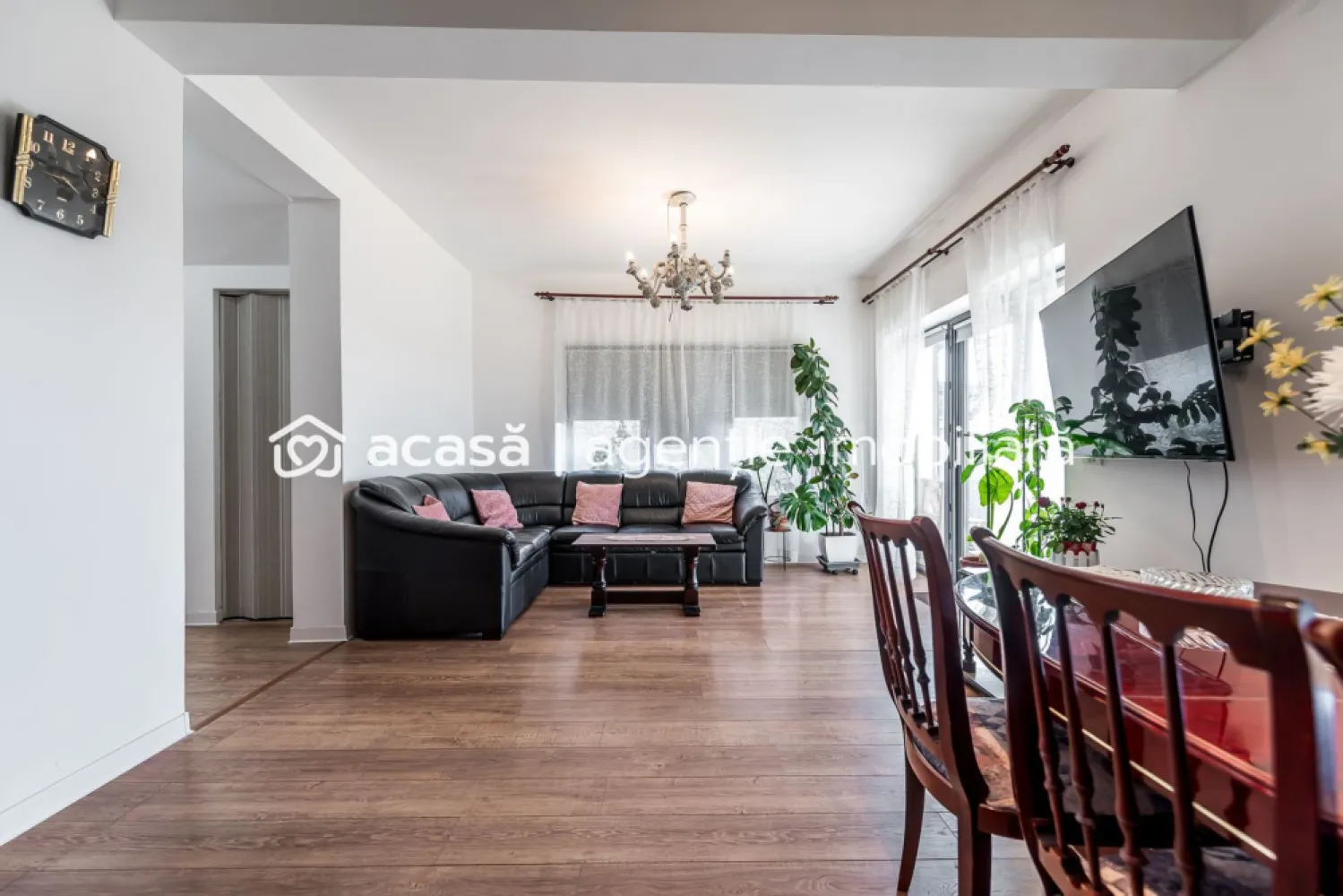 Casă 4 camere 2024 – Cartier Via Carmina, Vladimirescu - COMISION 0 - Vă propunem spre vânzare o casă modernă construită în anul 2024, situată în Vladimirescu, cartierul Via Carmina, o zonă rezidențială de case aflată în plină dezvoltare, ideală pentru cei care își doresc liniște și confort aproape de oraș. Imobilul este construit din cărămidă, are un regim de înălțime P+1E, o suprafață construită de 140 mp, 100 mp utili și este amplasat pe un teren de 250 mp. Compartimentarea este practică și bine gândită: Parter: - sufragerie spațioasă cu ieșire pe terasă - bucătărie cu loc de luat masa - hol și spațiu de depozitare sub scară - baie de serviciu Etaj: - 3 dormitoare, dintre care un dormitor matrimonial cu baie proprie - hol și încă o baie Locuința beneficiază de sistem de încălzire în pardoseală, prezent atât la parter, cât și la etaj, oferind un confort termic ridicat. Curtea este amenajată și oferă: - terasă acoperită perfectă pentru relaxare - gazon în stare impecabilă - grătar - iaz decorativ cu pești - magazie pentru depozitare Casa dispune de toate utilitățile și se vinde complet mobilată și utilată, fiind pregătită pentru mutare imediată. Pentru mai multe detalii, dar și pentru a programa o vizionare, vă stau la dispoziție: 0755 274 519 - Daniel Hord - Consultant imobiliar Nu dispui de toată suma? Te ajutăm noi gratuit! Îți obținem oferte de la 16 bănci. Ai o proprietate de vânzare în Arad și vrei să știi cât valorează cu adevărat? Sună-mă pentru o evaluare GRATUITĂ! Birou: ACASĂ | Agenție imobiliară Arad Adresă: Bulevardul Decebal 2, Arad 310133 }}