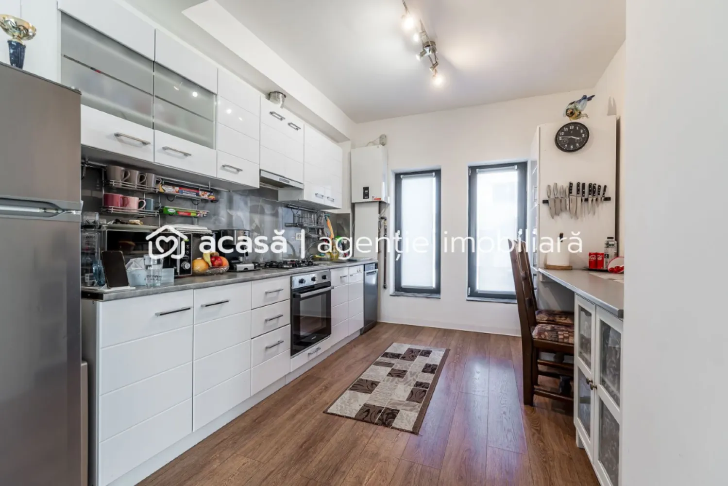 Casă 4 camere 2024 – Cartier Via Carmina, Vladimirescu - COMISION 0 - Vă propunem spre vânzare o casă modernă construită în anul 2024, situată în Vladimirescu, cartierul Via Carmina, o zonă rezidențială de case aflată în plină dezvoltare, ideală pentru cei care își doresc liniște și confort aproape de oraș. Imobilul este construit din cărămidă, are un regim de înălțime P+1E, o suprafață construită de 140 mp, 100 mp utili și este amplasat pe un teren de 250 mp. Compartimentarea este practică și bine gândită: Parter: - sufragerie spațioasă cu ieșire pe terasă - bucătărie cu loc de luat masa - hol și spațiu de depozitare sub scară - baie de serviciu Etaj: - 3 dormitoare, dintre care un dormitor matrimonial cu baie proprie - hol și încă o baie Locuința beneficiază de sistem de încălzire în pardoseală, prezent atât la parter, cât și la etaj, oferind un confort termic ridicat. Curtea este amenajată și oferă: - terasă acoperită perfectă pentru relaxare - gazon în stare impecabilă - grătar - iaz decorativ cu pești - magazie pentru depozitare Casa dispune de toate utilitățile și se vinde complet mobilată și utilată, fiind pregătită pentru mutare imediată. Pentru mai multe detalii, dar și pentru a programa o vizionare, vă stau la dispoziție: 0755 274 519 - Daniel Hord - Consultant imobiliar Nu dispui de toată suma? Te ajutăm noi gratuit! Îți obținem oferte de la 16 bănci. Ai o proprietate de vânzare în Arad și vrei să știi cât valorează cu adevărat? Sună-mă pentru o evaluare GRATUITĂ! Birou: ACASĂ | Agenție imobiliară Arad Adresă: Bulevardul Decebal 2, Arad 310133 }}