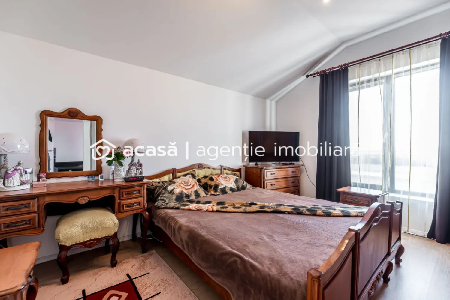 Casă 4 camere 2024 – Cartier Via Carmina, Vladimirescu - COMISION 0 - Vă propunem spre vânzare o casă modernă construită în anul 2024, situată în Vladimirescu, cartierul Via Carmina, o zonă rezidențială de case aflată în plină dezvoltare, ideală pentru cei care își doresc liniște și confort aproape de oraș. Imobilul este construit din cărămidă, are un regim de înălțime P+1E, o suprafață construită de 140 mp, 100 mp utili și este amplasat pe un teren de 250 mp. Compartimentarea este practică și bine gândită: Parter: - sufragerie spațioasă cu ieșire pe terasă - bucătărie cu loc de luat masa - hol și spațiu de depozitare sub scară - baie de serviciu Etaj: - 3 dormitoare, dintre care un dormitor matrimonial cu baie proprie - hol și încă o baie Locuința beneficiază de sistem de încălzire în pardoseală, prezent atât la parter, cât și la etaj, oferind un confort termic ridicat. Curtea este amenajată și oferă: - terasă acoperită perfectă pentru relaxare - gazon în stare impecabilă - grătar - iaz decorativ cu pești - magazie pentru depozitare Casa dispune de toate utilitățile și se vinde complet mobilată și utilată, fiind pregătită pentru mutare imediată. Pentru mai multe detalii, dar și pentru a programa o vizionare, vă stau la dispoziție: 0755 274 519 - Daniel Hord - Consultant imobiliar Nu dispui de toată suma? Te ajutăm noi gratuit! Îți obținem oferte de la 16 bănci. Ai o proprietate de vânzare în Arad și vrei să știi cât valorează cu adevărat? Sună-mă pentru o evaluare GRATUITĂ! Birou: ACASĂ | Agenție imobiliară Arad Adresă: Bulevardul Decebal 2, Arad 310133 }}