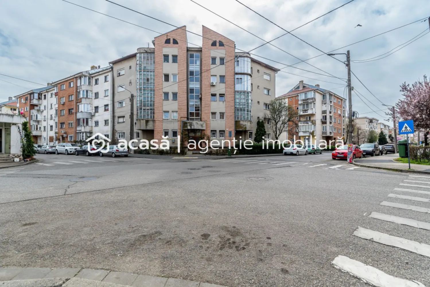Apartament decomandat 1 camera - 50 mp utili - Alfa - COMISION 0 - Vă propunem spre vânzare un apartament cu 1 cameră, situat în cartierul Alfa, ideal atât pentru locuință personală, cât și pentru investiție în vederea închirierii pe termen lung. Imobilul este amplasat la etajul 2 din 4 și dispune de o suprafață utilă de 50 mp, fiind compus din: cameră, bucătărie, cămară de alimente, baie, hol și balcon. Apartamentul se vinde mobilat și utilat, oferind un bun punct de plecare pentru viitorii proprietari. Beneficiază de geamuri termopan cu rolete, aparat de aer condiționat, iar încălzirea este asigurată prin sistemul de termoficare al orașului. Proprietatea necesită renovare, ceea ce oferă posibilitatea amenajării după propriul gust și stil. Pentru mai multe detalii sau pentru programarea unei vizionări: 📞 0755 274 519 – Daniel Hord - Consultant imobiliar Nu dispui de toată suma? Te ajutăm noi gratuit! Îți obținem oferte de la 16 bănci. Ai o proprietate de vânzare în Arad și vrei să știi cât valorează cu adevărat? Birou: ACASĂ | Agenție imobiliară Arad Adresă: Bulevardul Decebal 2, Arad 310133 }}
