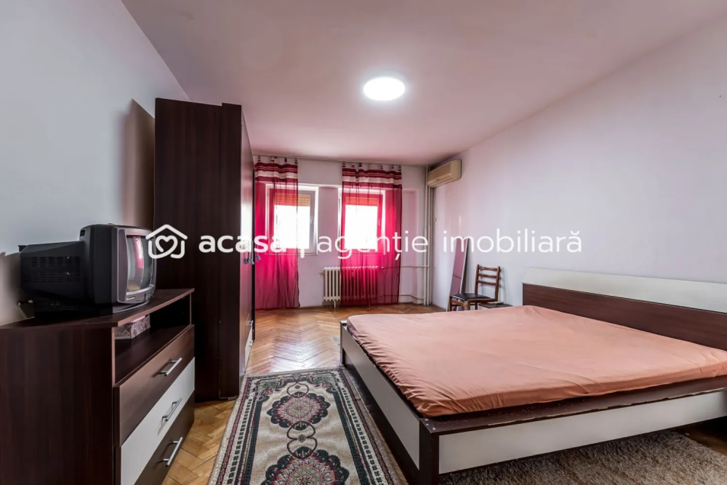 Apartament decomandat 1 camera - 50 mp utili - Alfa - COMISION 0 - Vă propunem spre vânzare un apartament cu 1 cameră, situat în cartierul Alfa, ideal atât pentru locuință personală, cât și pentru investiție în vederea închirierii pe termen lung. Imobilul este amplasat la etajul 2 din 4 și dispune de o suprafață utilă de 50 mp, fiind compus din: cameră, bucătărie, cămară de alimente, baie, hol și balcon. Apartamentul se vinde mobilat și utilat, oferind un bun punct de plecare pentru viitorii proprietari. Beneficiază de geamuri termopan cu rolete, aparat de aer condiționat, iar încălzirea este asigurată prin sistemul de termoficare al orașului. Proprietatea necesită renovare, ceea ce oferă posibilitatea amenajării după propriul gust și stil. Pentru mai multe detalii sau pentru programarea unei vizionări: 📞 0755 274 519 – Daniel Hord - Consultant imobiliar Nu dispui de toată suma? Te ajutăm noi gratuit! Îți obținem oferte de la 16 bănci. Ai o proprietate de vânzare în Arad și vrei să știi cât valorează cu adevărat? Birou: ACASĂ | Agenție imobiliară Arad Adresă: Bulevardul Decebal 2, Arad 310133 }}