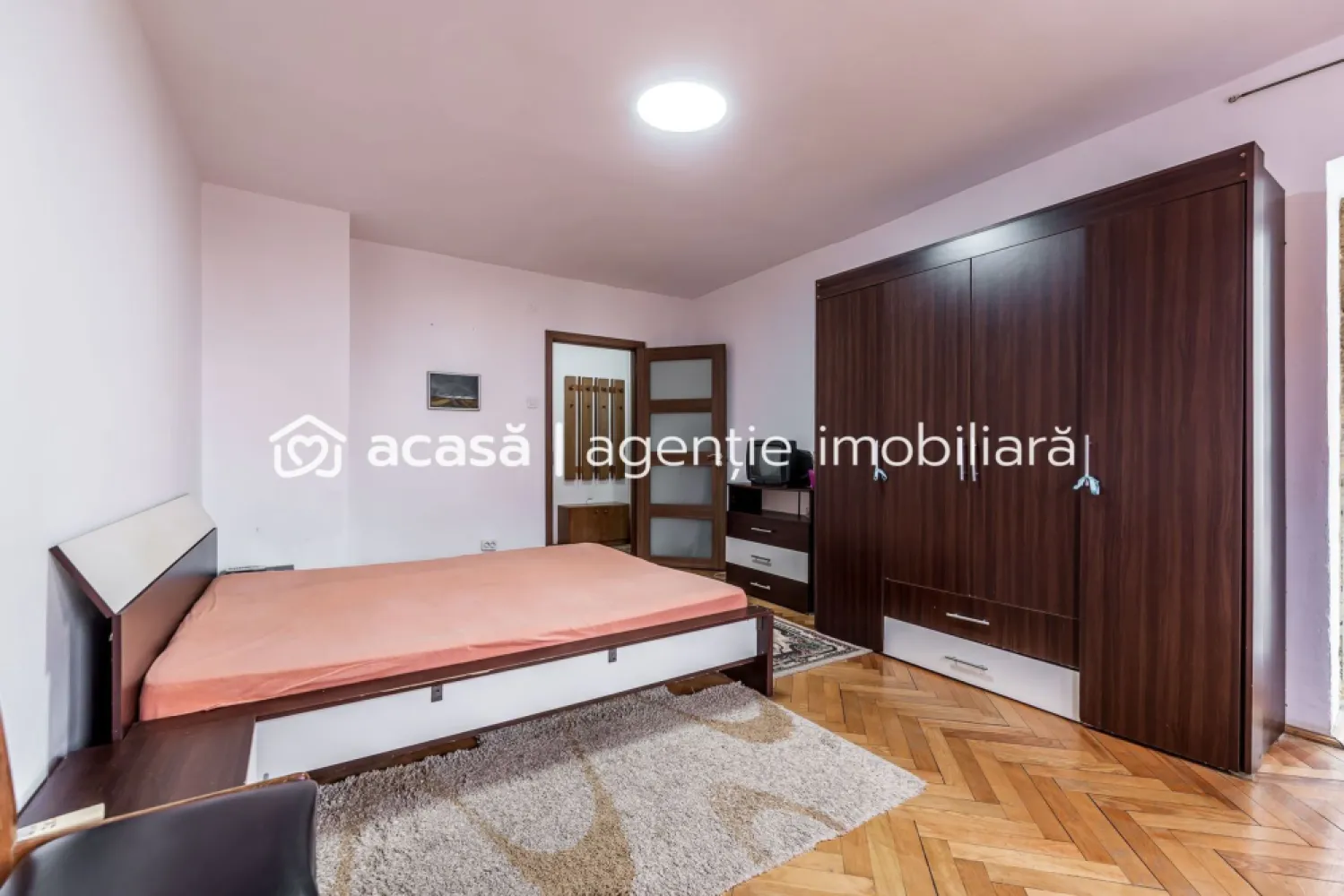Apartament decomandat 1 camera - 50 mp utili - Alfa - COMISION 0 - Vă propunem spre vânzare un apartament cu 1 cameră, situat în cartierul Alfa, ideal atât pentru locuință personală, cât și pentru investiție în vederea închirierii pe termen lung. Imobilul este amplasat la etajul 2 din 4 și dispune de o suprafață utilă de 50 mp, fiind compus din: cameră, bucătărie, cămară de alimente, baie, hol și balcon. Apartamentul se vinde mobilat și utilat, oferind un bun punct de plecare pentru viitorii proprietari. Beneficiază de geamuri termopan cu rolete, aparat de aer condiționat, iar încălzirea este asigurată prin sistemul de termoficare al orașului. Proprietatea necesită renovare, ceea ce oferă posibilitatea amenajării după propriul gust și stil. Pentru mai multe detalii sau pentru programarea unei vizionări: 📞 0755 274 519 – Daniel Hord - Consultant imobiliar Nu dispui de toată suma? Te ajutăm noi gratuit! Îți obținem oferte de la 16 bănci. Ai o proprietate de vânzare în Arad și vrei să știi cât valorează cu adevărat? Birou: ACASĂ | Agenție imobiliară Arad Adresă: Bulevardul Decebal 2, Arad 310133 }}