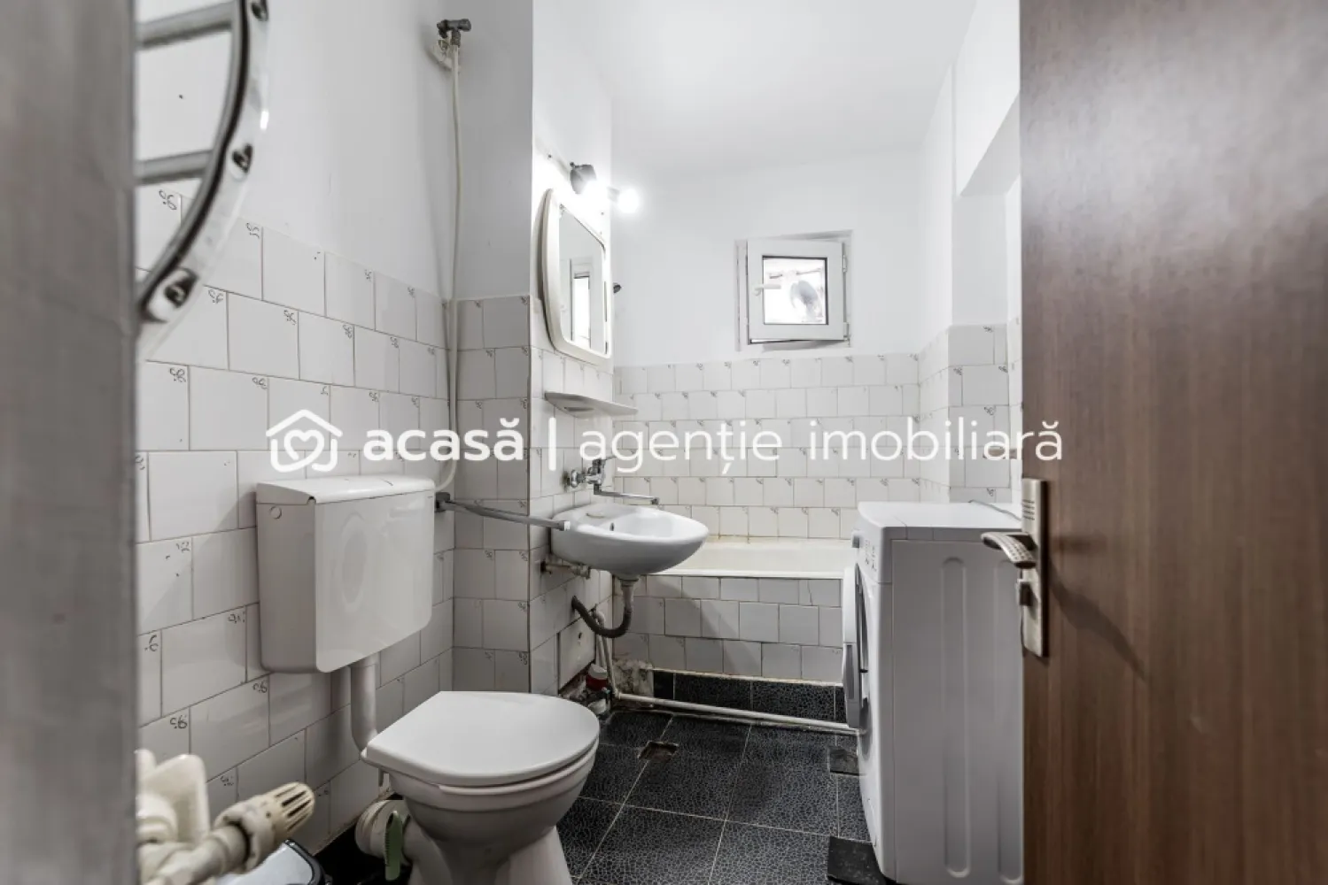 Apartament decomandat 1 camera - 50 mp utili - Alfa - COMISION 0 - Vă propunem spre vânzare un apartament cu 1 cameră, situat în cartierul Alfa, ideal atât pentru locuință personală, cât și pentru investiție în vederea închirierii pe termen lung. Imobilul este amplasat la etajul 2 din 4 și dispune de o suprafață utilă de 50 mp, fiind compus din: cameră, bucătărie, cămară de alimente, baie, hol și balcon. Apartamentul se vinde mobilat și utilat, oferind un bun punct de plecare pentru viitorii proprietari. Beneficiază de geamuri termopan cu rolete, aparat de aer condiționat, iar încălzirea este asigurată prin sistemul de termoficare al orașului. Proprietatea necesită renovare, ceea ce oferă posibilitatea amenajării după propriul gust și stil. Pentru mai multe detalii sau pentru programarea unei vizionări: 📞 0755 274 519 – Daniel Hord - Consultant imobiliar Nu dispui de toată suma? Te ajutăm noi gratuit! Îți obținem oferte de la 16 bănci. Ai o proprietate de vânzare în Arad și vrei să știi cât valorează cu adevărat? Birou: ACASĂ | Agenție imobiliară Arad Adresă: Bulevardul Decebal 2, Arad 310133 }}