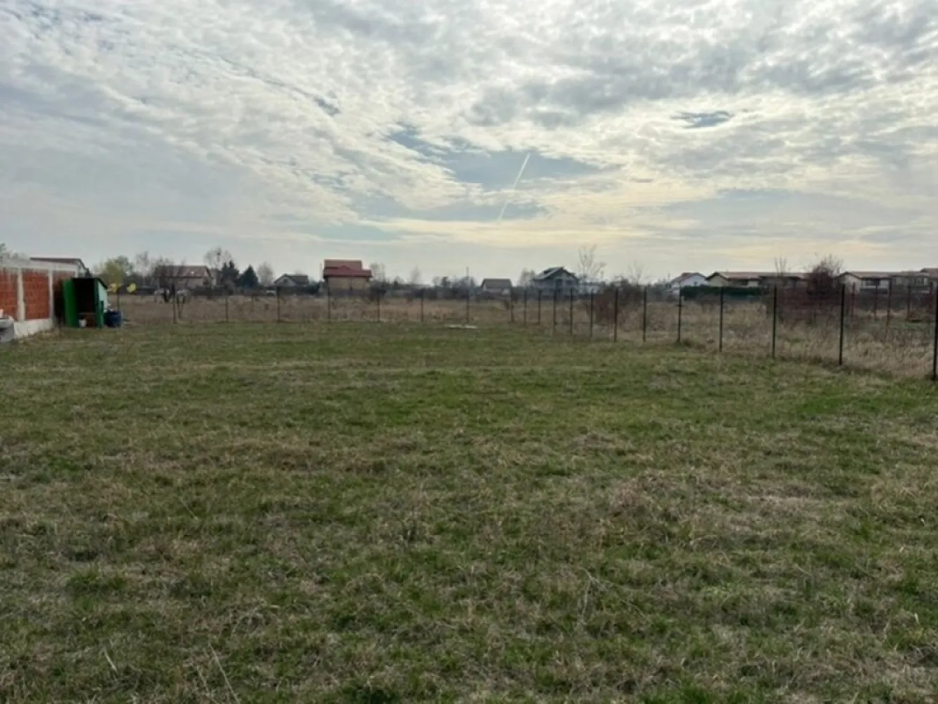 10.000 Domnești parcelat. - Se oferă spre vânzare teren în suprafață totală de 10.000 mp, situat în Domnești, Ilfov, pe Strada Ghiocelului, într-o zonă în plină dezvoltare, aproape de București.Terenul este parcelat în loturi de aproximativ 520 mp, însă se vinde integral, fiind ideal pentru investiție sau dezvoltare rezidențială (cartier de case).Detalii teren:• Suprafață totală: 10.000 mp• Parcelare existentă: loturi de aproximativ 520 mp• Preț: 38 € / mp• Preț total: 380.000 €• Locație: Strada Ghiocelului, Domnești, IlfovAvantaj zonă:În zonă sunt planificate proiecte importante de infrastructură, inclusiv un drum radial care va lega Bucureștiul de Domnești și Autostrada A0, ceea ce va îmbunătăți accesul către oraș și va crește valoarea zonei în viitor.Terenul este potrivit pentru dezvoltatori sau investiție pe termen lung.Pentru mai multe informații sau vizionare, vă rog să mă contactați telefonic. }}