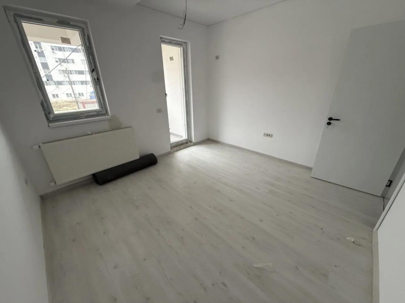 Apartament 2 camere bloc finalizat - Militari Residence - TVA INCLUS !! Comision 0% Oferta de vanzare apartament cu 2 camere decomandat, situat la etajul 1 al unui bloc nou, ce dispune de lift. Suprafața utilă de aproximativ 50 mp oferă un spațiu generos și eficient compartimentat, ideal pentru un cuplu sau o familie mică. Apartamentul este disponibil pentru mutare imediată și beneficiază de o locație excelentă în zona Militari Residence, într-o zonă liniștită, dar în apropierea tuturor facilităților necesare unei vieți confortabile: - Parc în apropiere - Școală și grădiniță în zonă - Acces rapid la transport public - Mall, magazine și centre comerciale în apropiere Imobilul este situat într-un bloc cu 3 etaje, recent construit, perfect pentru un trai modern. *Caracteristici:* - Suprafață utilă: aproximativ 50 mp - 2 camere decomandate Pentru mai multe detalii sau pentru programarea unei vizionări, nu ezitați să ne contactați! }}