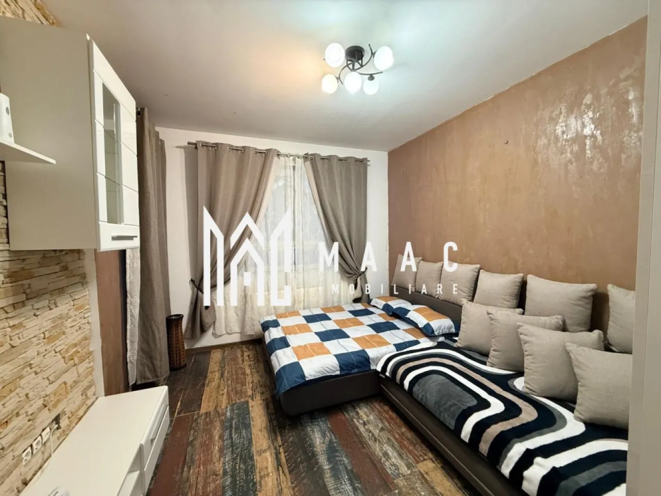 Apartament 2 camere | Decomandat I 2 balcoane I Turnișor - MAAC Imobiliare vă propune spre închiriere un apartament de 2 camere, situat în zona Turnișor. Locuinta este decomandata si cuprinde: hol de acces, bucatarie cu iesire in balcon, living, dormitor cu balcon, baie cu dus. Se preda mobilat/utilat. Nu sunt acceptate animale de companie. Se percepe garantie in cuantumul unei chirii lunare. Disponibilitate: 15 Ianuarie 2026. Pentru mai multe detalii precizati telefonic ca ati vazut anuntul cu ID: CP2817126 }}