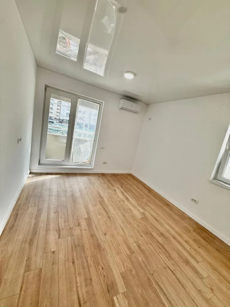 Ap. 2 cam. aprilie 2026 zona Militari Residence - TVA INCLUS !! Bine ati venit intr-o oaza de confort și rafinament în inima cartierului Militari Residence! Aceasta proprietate îți oferă o oportunitate unică de a locui într-un spațiu elegant, perfect adaptat pentru nevoile tale. Detalii Cheie: Locație Ideală: Situat în cartierul Militari Residence, acest apartament oferă acces facil la toate facilitățile urbane, incluzând magazine, restaurante, parcuri și centre de învățământ. Design Modern: Cu finisaje de înaltă calitate, acest apartament emană eleganță și confort. Spațiile luminoase și bine iluminate se îmbină perfect pentru a crea un ambient primitor și relaxant. 2 Camere spațioase: Cu două camere generoase, acest apartament este potrivit pentru cupluri sau familii mici în căutarea unei locuințe confortabile și practică. Balcon Privat: Beneficiază de un balcon privat, unde poți savura o cafea în timp ce te bucuri de aerul proaspăt și de priveliștea încântătoare a cartierului. Facilități Suplimentare: Parcare Asigurată: poti beneficia contra-cost de loc de parcare privat, oferindu-ți comoditate și siguranță pentru mașină. Securitate 24/7: Militari Residence este un cartier sigur, astfel încât să te poți bucura de liniște și pace în fiecare zi. Acces Rapid la Transport Public: Cu acces ușor la mijloacele de transport în comun, te vei bucura de conexiuni rapide către orice destinație din București. Nu rata ocazia de a locui într-un apartament ce oferă combinația perfectă între confort, stil și funcționalitate. Contactează-ne astăzi pentru a programa o vizionare și a începe o nouă etapă a vieții tale într-o locuință de vis! }}