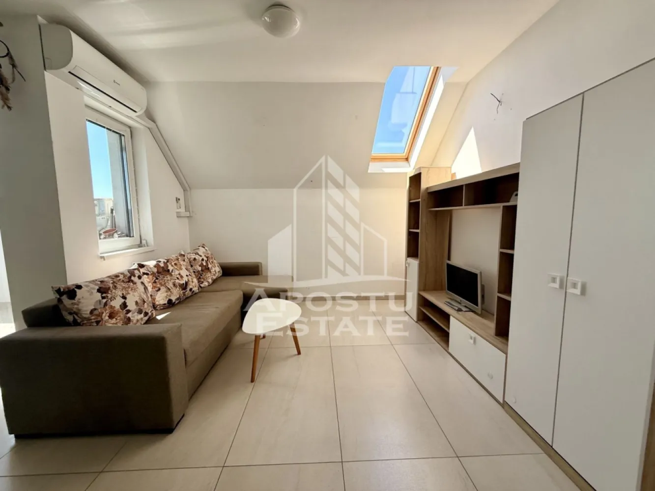 Apartament 2 camere de vanzare, zona Buziasului, Timisoara - Apostu Estate va ofera spre vanzare un apartament cu 2 camere in bloc nou, complet mobilat si utilat, situat la etajul 3/3 in zona Buziasului/ Ciarda Rosie, Timisoara, judetul Timis.

Statie a mijloacelor de transport in comun la doat cateva minute distanta. Scoala Gimnaziala nr. 20 la aproximativ 1.5 km distanta,

Continental, sens AEM (unde regasim numeroarse spatii comerciale) si Zone Cafe 2 Calea Urseni, la aproximativ 2 km.

Hornbach Timisoara Calea Buziasului - Mosnita Noua, la doar cateva minute de mes pe jos.

Apartamentul dispune de 51,9 mpu plus terasa de 4,6mpu, un loc de parcare inclus in pret.
Confortul termic se realizeaza prin intermediul centralei proprii, incalzire prin pardosea si a unui aparat de aer conditionat.

Compartimentare: decomandat, hol de acces, living cu bucatarie open-space si iesire spre terasa, dormitor, baie cu cada.
Agentia imobiliara Apostu Estate va ofera consultanta bancara gratuita prin intermediul colaboratorilor nostri pentru alegerea celui mai potrivit tip de credit, astfel incat tu sa devi noul proprietar al acestui apartament.

Va asteptam cu drag la o vizionare!
Id Intern: CP3131262