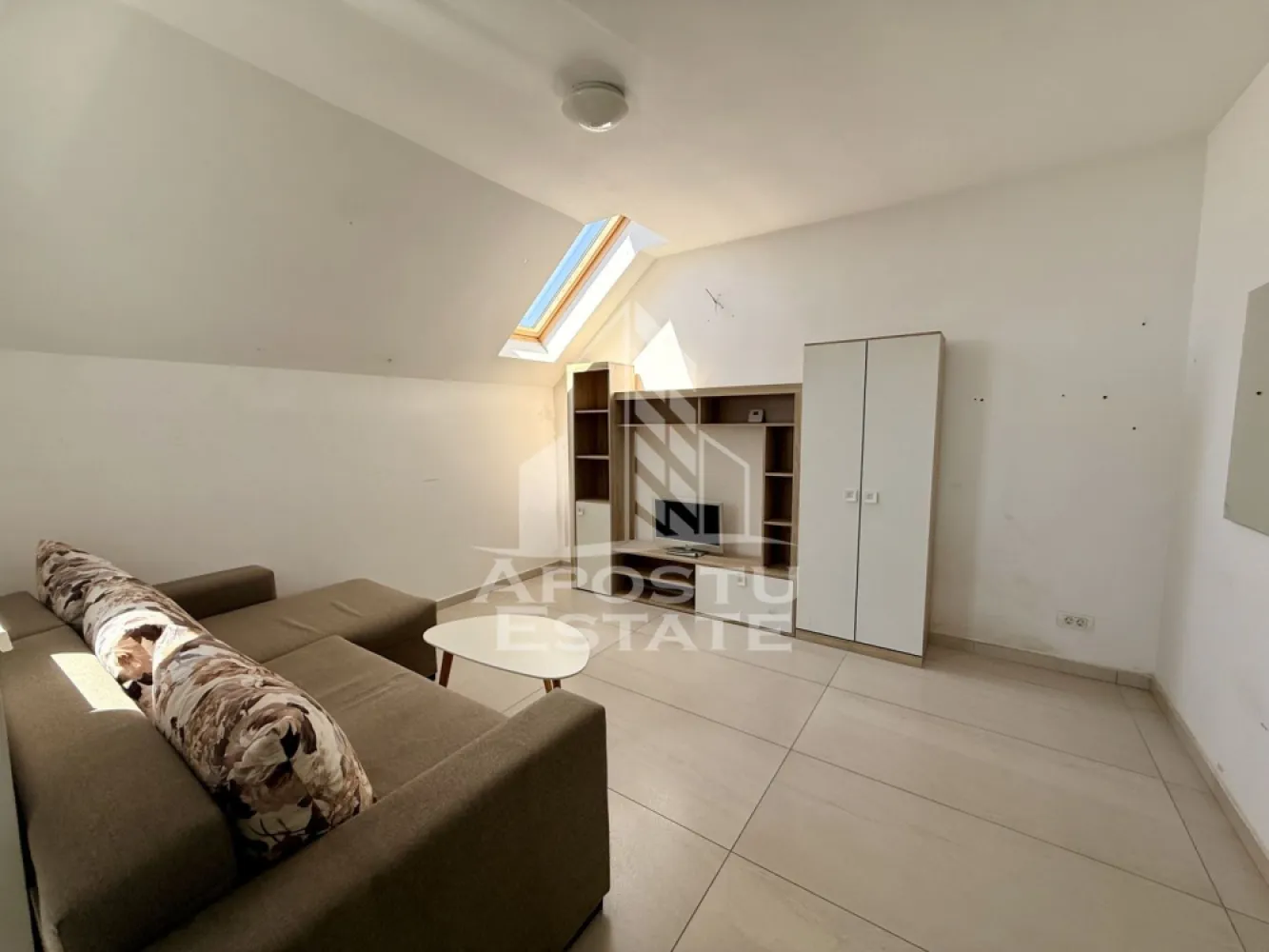 Apartament 2 camere de vanzare, zona Buziasului, Timisoara - Apostu Estate va ofera spre vanzare un apartament cu 2 camere in bloc nou, complet mobilat si utilat, situat la etajul 3/3 in zona Buziasului/ Ciarda Rosie, Timisoara, judetul Timis.

Statie a mijloacelor de transport in comun la doat cateva minute distanta. Scoala Gimnaziala nr. 20 la aproximativ 1.5 km distanta,

Continental, sens AEM (unde regasim numeroarse spatii comerciale) si Zone Cafe 2 Calea Urseni, la aproximativ 2 km.

Hornbach Timisoara Calea Buziasului - Mosnita Noua, la doar cateva minute de mes pe jos.

Apartamentul dispune de 51,9 mpu plus terasa de 4,6mpu, un loc de parcare inclus in pret.
Confortul termic se realizeaza prin intermediul centralei proprii, incalzire prin pardosea si a unui aparat de aer conditionat.

Compartimentare: decomandat, hol de acces, living cu bucatarie open-space si iesire spre terasa, dormitor, baie cu cada.
Agentia imobiliara Apostu Estate va ofera consultanta bancara gratuita prin intermediul colaboratorilor nostri pentru alegerea celui mai potrivit tip de credit, astfel incat tu sa devi noul proprietar al acestui apartament.

Va asteptam cu drag la o vizionare!
Id Intern: CP3131262