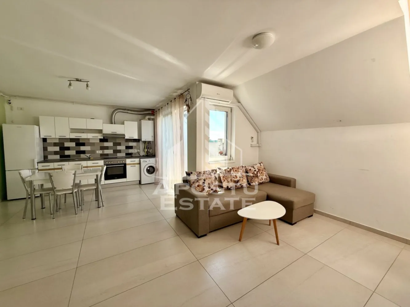 Apartament 2 camere de vanzare, zona Buziasului, Timisoara - Apostu Estate va ofera spre vanzare un apartament cu 2 camere in bloc nou, complet mobilat si utilat, situat la etajul 3/3 in zona Buziasului/ Ciarda Rosie, Timisoara, judetul Timis.

Statie a mijloacelor de transport in comun la doat cateva minute distanta. Scoala Gimnaziala nr. 20 la aproximativ 1.5 km distanta,

Continental, sens AEM (unde regasim numeroarse spatii comerciale) si Zone Cafe 2 Calea Urseni, la aproximativ 2 km.

Hornbach Timisoara Calea Buziasului - Mosnita Noua, la doar cateva minute de mes pe jos.

Apartamentul dispune de 51,9 mpu plus terasa de 4,6mpu, un loc de parcare inclus in pret.
Confortul termic se realizeaza prin intermediul centralei proprii, incalzire prin pardosea si a unui aparat de aer conditionat.

Compartimentare: decomandat, hol de acces, living cu bucatarie open-space si iesire spre terasa, dormitor, baie cu cada.
Agentia imobiliara Apostu Estate va ofera consultanta bancara gratuita prin intermediul colaboratorilor nostri pentru alegerea celui mai potrivit tip de credit, astfel incat tu sa devi noul proprietar al acestui apartament.

Va asteptam cu drag la o vizionare!
Id Intern: CP3131262