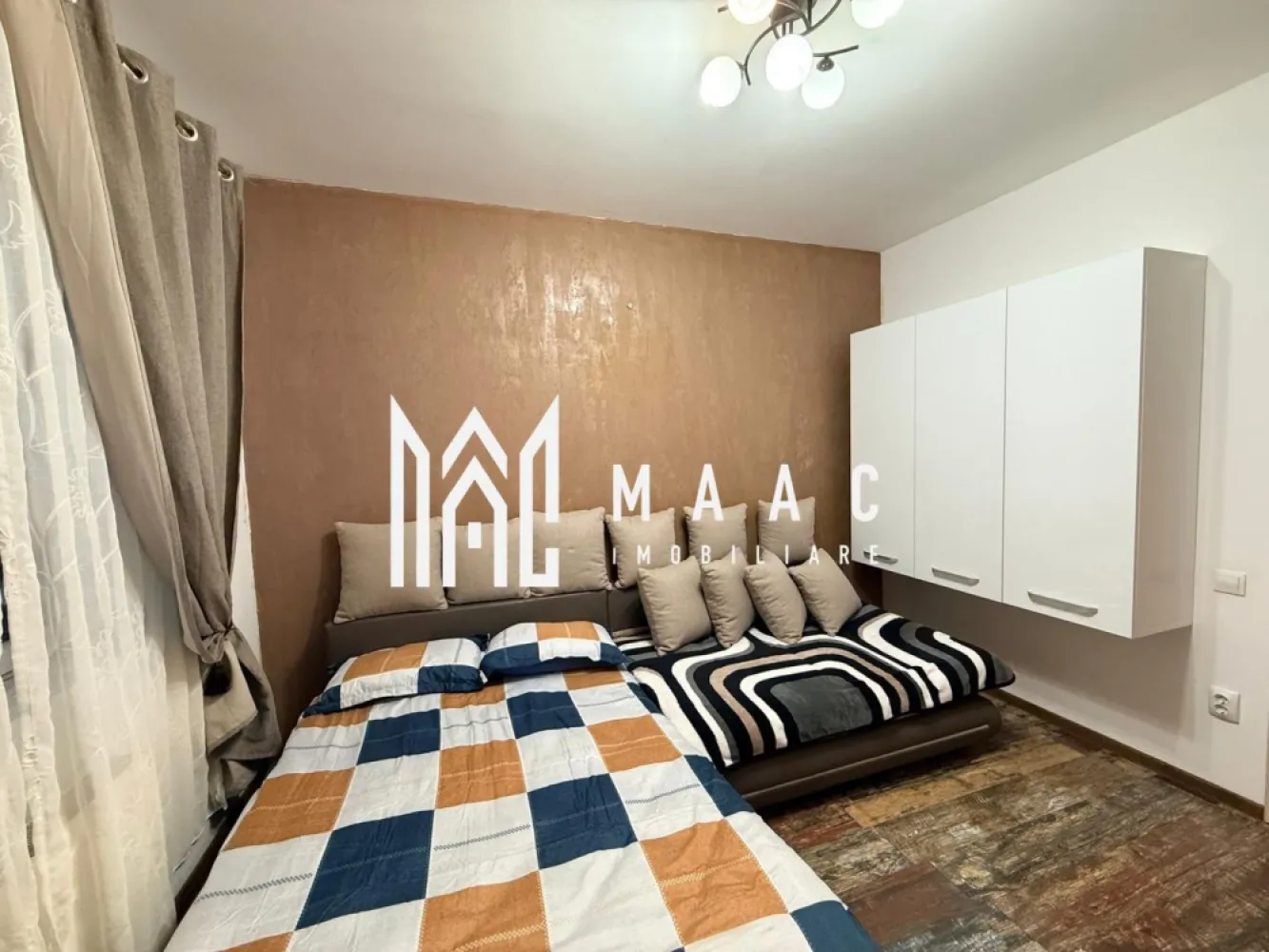 Apartament 2 camere | Decomandat I 2 balcoane I Turnișor - MAAC Imobiliare vă propune spre închiriere un apartament de 2 camere, situat în zona Turnișor. Locuinta este decomandata si cuprinde: hol de acces, bucatarie cu iesire in balcon, living, dormitor cu balcon, baie cu dus. Se preda mobilat/utilat. Nu sunt acceptate animale de companie. Se percepe garantie in cuantumul unei chirii lunare. Disponibilitate: 15 Ianuarie 2026. Pentru mai multe detalii precizati telefonic ca ati vazut anuntul cu ID: CP2817126 }}