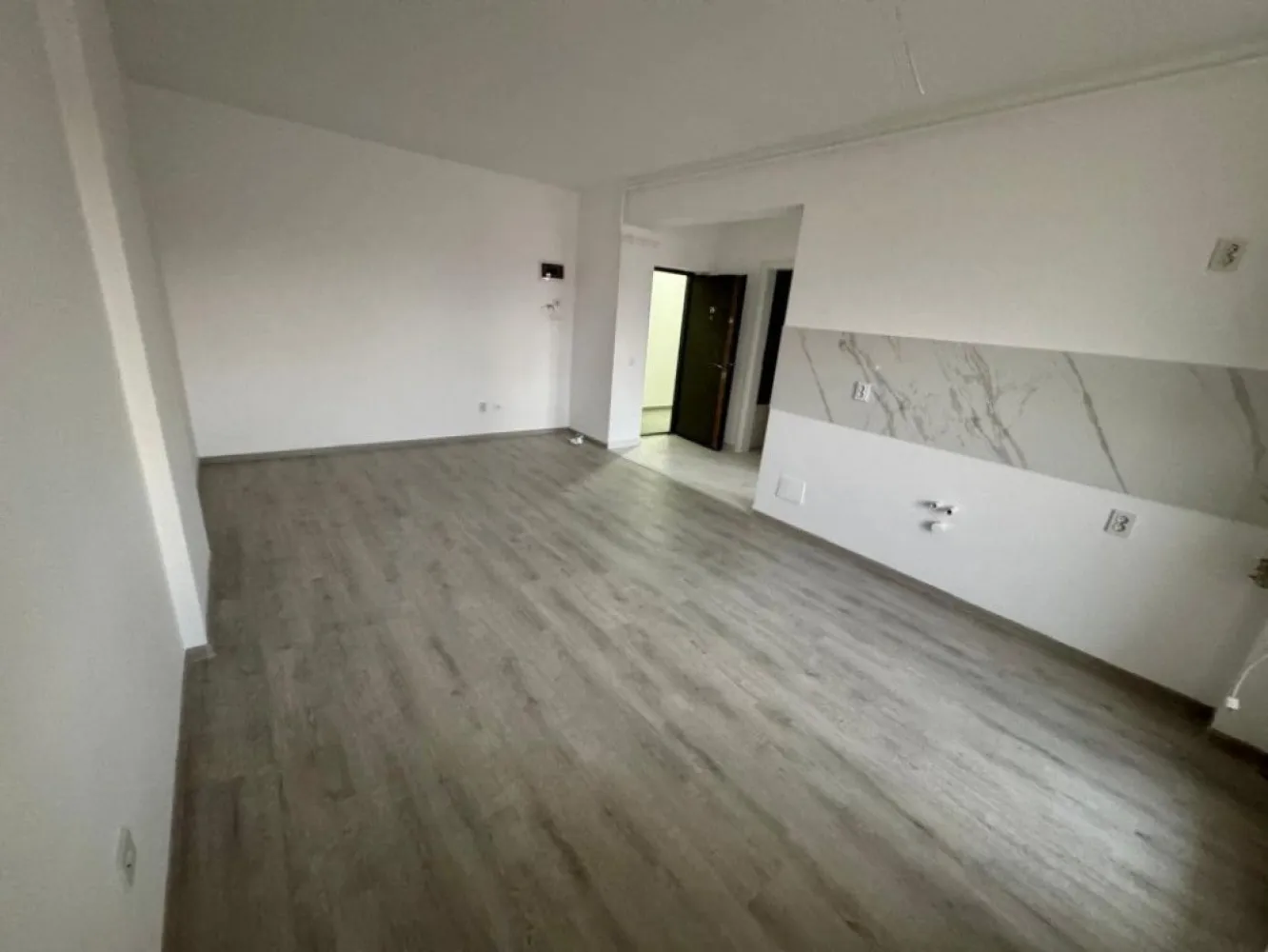 Ap. doua camere zona Militari Residence mutare imediata - TVA INCLUS !! Bine ati venit intr-o oaza de confort și rafinament în inima cartierului Militari Residence! Aceasta proprietate îți oferă o oportunitate unică de a locui într-un spațiu elegant, perfect adaptat pentru nevoile tale. Detalii Cheie: Locație Ideală: Situat în cartierul Militari Residence, acest apartament oferă acces facil la toate facilitățile urbane, incluzând magazine, restaurante, parcuri și centre de învățământ. Design Modern: Cu finisaje de înaltă calitate, acest apartament emană eleganță și confort. Spațiile luminoase și bine iluminate se îmbină perfect pentru a crea un ambient primitor și relaxant. 2 Camere Spațioase: Cu două camere generoase, acest apartament este potrivit pentru cupluri sau familii mici în căutarea unei locuințe confortabile și practică. Balcon Privat: Beneficiază de un balcon privat, unde poți savura o cafea în timp ce te bucuri de aerul proaspăt și de priveliștea încântătoare a cartierului. Facilități Suplimentare: Parcare Asigurată: poti beneficia contra-cost de loc de parcare privat, oferindu-ți comoditate și siguranță pentru mașină. Securitate 24/7: Militari Residence este un cartier sigur, astfel încât să te poți bucura de liniște și pace în fiecare zi. Acces Rapid la Transport Public: Cu acces ușor la mijloacele de transport în comun, te vei bucura de conexiuni rapide către orice destinație din București. Nu rata ocazia de a locui într-un apartament ce oferă combinația perfectă între confort, stil și funcționalitate. Contactează-ne astăzi pentru a programa o vizionare și a începe o nouă etapă a vieții tale într-o locuință de vis! }}