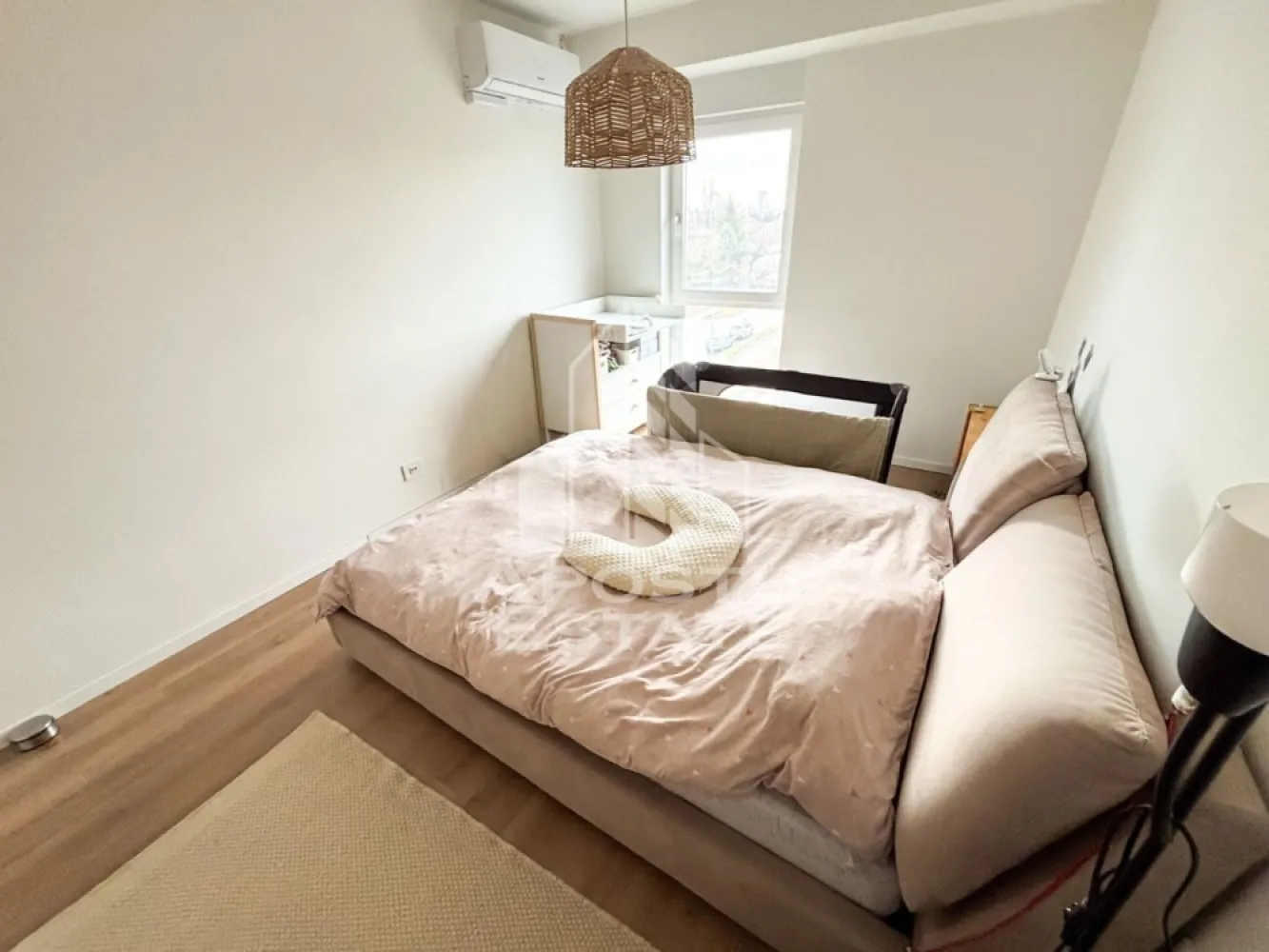 Apartament cu 3 camere,finisat modern, Bloc nou, Lipovei,Timisoara - Agenţia imobiliara Apostu Estate va propune spre vânzare un apartament nou cu 2 camere ,situat în zona Torontalului ,în complexul X-City Tower,una dintre cele mai căutate zone din Timisoara . Ideal atât pentru locuinţa proprie , cat si 
pentru investiție 
Imobilul este amplasat la etajul 3 din 3 , cu lift , și o suprafață utilă de 65 mp și un balcon mare de 8 mp .

Acoperiș de tip terasă cu hidroizolație din membrana , testat cu succes prin inundare ( garanție 100% împotriva infiltrațiilor) 

Compartimentare :
-Bucătărie mobilată cu electrocasnice de lux 
-Living mobilat open space cu bucătăria și ieșire pe balcon 
-Dormitor matrimonial mobilat 
-Dormitor secundar mobilat 
-Debara 
-Baie cu cada
-Balcon 

Apartamentul se vinde complet mobilat , conform pozelor
Confortul termic este asigurat printr-un sistem de ultimă generație: încălzire și răcire in pardoseala, deservite de pompa de căldură 

Beneficii suplimentare :
- Compartimentare funcțională și modernă 
- Aer condiționat , mașină de spălat vase 
- Zona excelenta pentru locuit sau investiţie
-Investiție sigură ,cumpărătorul are asigurată o chirie de 700 euro / lunară timp de 1 an de zile 

Boxă amenajată - 6.000 euro 
Loc de parcare subteran cu cf individual și priză legată la panoul din apartament- 15.000 euro 

Vecinătăţi :
-Auchan 
-Iulius Mall
-Scoli 
-Facultatea de medicină veterinară 
-Mijloace de transport in comun

Pentru mai multe detalii si programarea unei vizionari , va stam cu drag la dispoziţie .

Agenţia imobiliara Apostu Estate vă oferă consultanta bancara gratuita prin intermediul colaboratorilor noştri pentru alegerea celui mai potrivit tip de credit , astfel încât tu să devii noul proprietar al acestui apartament
ID INTERN: CP3200238