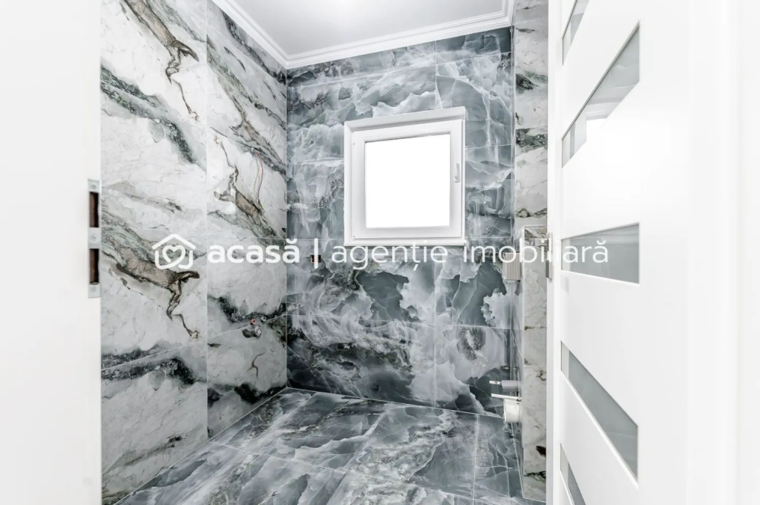 Vilă nouă cu terasă panoramică – design premium, 4 dormitoare, în Gai