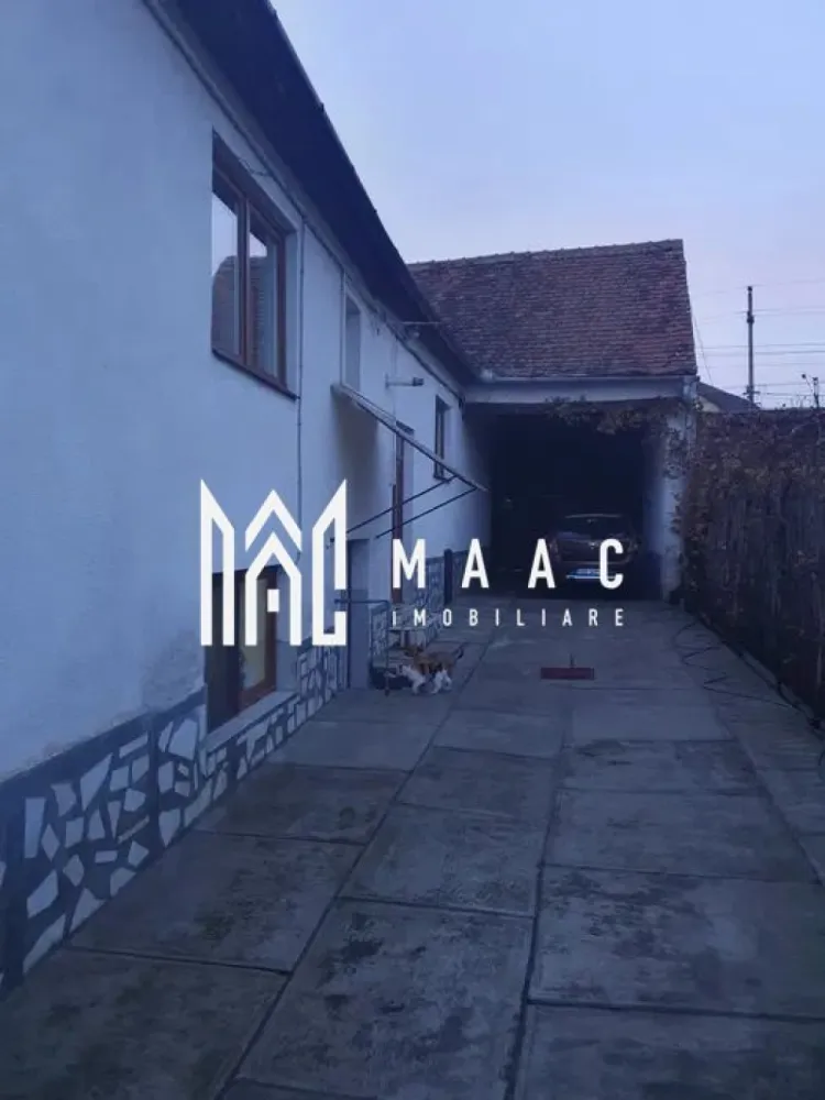 Casă spațioasă -190 mp | Sura Mare | Teren 885 mp - MAAC Imobiliare vă propune spre vânzare o casă solidă și bine întreținută, situată în Sura Mare, într-o zonă bună, liniștită și cu acces facil — strada este asfaltată și ușor accesibilă în orice sezon. Proprietatea oferă suprafețe generoase și un teren ideal pentru familie, agricultură sau activități gospodărești. Compartimentare: - Parter inalt: 3 camere mari, luminoase Bucătărie spațioasă Hol Cămară Baie cu cadă Pod generos, cu multiple posibilități de amenajare (depozitare sau mansardare) - Demisol: Bucătărie suplimentară Hol - Pivniță mare, întinsă sub toată casa — excelentă pentru depozitare, vinotecă, conserve sau spațiu tehnic Dotări & utilități: Încălzire centrală pe gaz Calorifere în toate încăperile Construcție solidă, ideală pentru familie sau investiție Teren și anexe — 885 mp: Grădină mare, ideală pentru legume, pomi fructiferi sau zonă de relaxare Șură Anexe gospodărești Filigorie perfectă pentru timp petrecut în aer liber Curte betonată Loc de parcare acoperit la intrarea în curte Locație: Sura Mare, jud. Sibiu — zonă sigură, cu vecini buni, acces rapid către Sibiu și facilități esențiale (școli, magazine, transport). Se accepta si schimb cu apartament situat la parter sau etaj 1 plus diferență 📞Contactează-ne pentru mai multe detalii sau informații, specificați ca ați văzut anunțul cu ID: CP2816962! }}