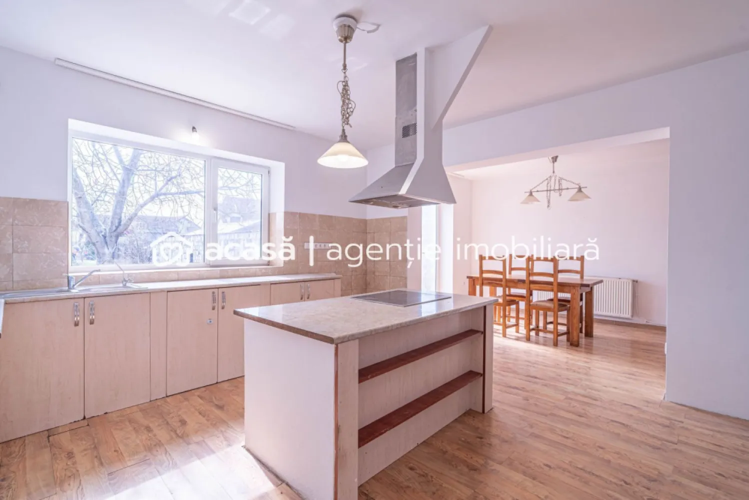 Casă de vânzare – zonă Poltura - Casă spațioasă și bine compartimentată, situată în zona Poltura, într-o zonă liniștită, cu acces la toate utilitățile. 📐 Suprafață teren: 500 mp 📐 Suprafață utilă: 130 mp 📏 Front stradal: 13 m Compartimentare: 🔹 Parter: Bucătărie deschisă Living spațios Loc de luat masa cu ieșire pe terasă Terasă Spațiu de depozitare Garaj 🔹 Etaj: 3 dormitoare 2 băi Dormitor matrimonial cu baie proprie și spațiu pentru birou/dressing 💰 Preț: 215.000 € 📞 Sună pentru detalii sau pentru o vizionare. Contact: 0742267773 Andreea Szuchanszki Servicii suplimentare gratuite: Finanțare: nu ai toată suma? Îți obținem gratuit oferte de la 16 bănci partenere pentru a alege cel mai bun credit. Evaluare: vrei să știi cât valorează proprietatea ta actuală în piața de azi? Sună-mă pentru o evaluare profesionistă, fără obligații. Birou: ACASĂ | Agenție imobiliară Arad Bulevardul Decebal 2, Arad 310133 }}