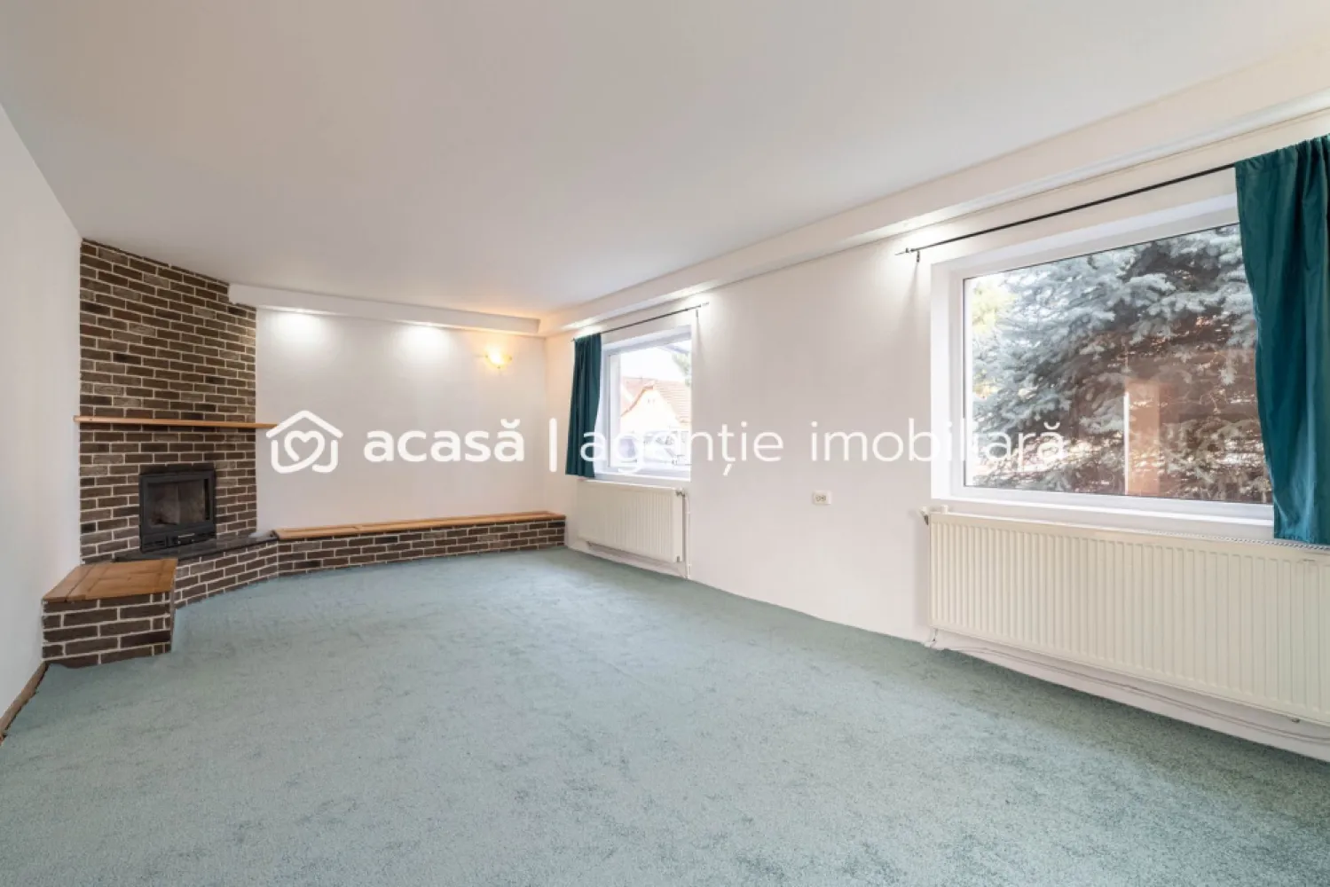 Casă de vânzare – zonă Poltura - Casă spațioasă și bine compartimentată, situată în zona Poltura, într-o zonă liniștită, cu acces la toate utilitățile. 📐 Suprafață teren: 500 mp 📐 Suprafață utilă: 130 mp 📏 Front stradal: 13 m Compartimentare: 🔹 Parter: Bucătărie deschisă Living spațios Loc de luat masa cu ieșire pe terasă Terasă Spațiu de depozitare Garaj 🔹 Etaj: 3 dormitoare 2 băi Dormitor matrimonial cu baie proprie și spațiu pentru birou/dressing 💰 Preț: 215.000 € 📞 Sună pentru detalii sau pentru o vizionare. Contact: 0742267773 Andreea Szuchanszki Servicii suplimentare gratuite: Finanțare: nu ai toată suma? Îți obținem gratuit oferte de la 16 bănci partenere pentru a alege cel mai bun credit. Evaluare: vrei să știi cât valorează proprietatea ta actuală în piața de azi? Sună-mă pentru o evaluare profesionistă, fără obligații. Birou: ACASĂ | Agenție imobiliară Arad Bulevardul Decebal 2, Arad 310133 }}