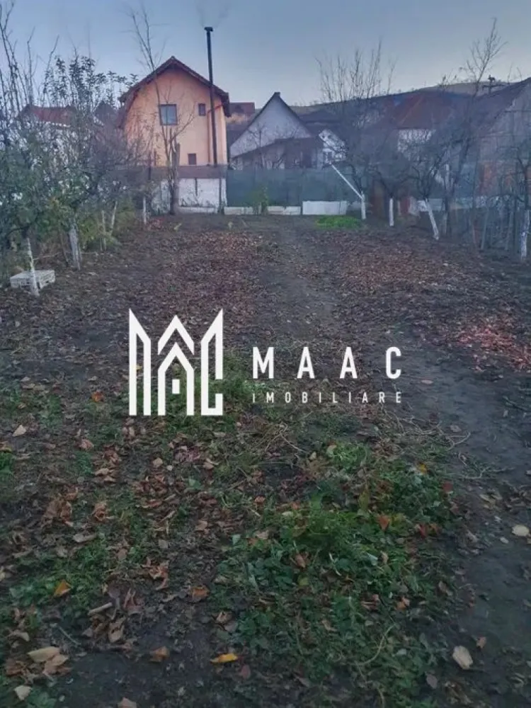 Casă spațioasă -190 mp | Sura Mare | Teren 885 mp - MAAC Imobiliare vă propune spre vânzare o casă solidă și bine întreținută, situată în Sura Mare, într-o zonă bună, liniștită și cu acces facil — strada este asfaltată și ușor accesibilă în orice sezon. Proprietatea oferă suprafețe generoase și un teren ideal pentru familie, agricultură sau activități gospodărești. Compartimentare: - Parter inalt: 3 camere mari, luminoase Bucătărie spațioasă Hol Cămară Baie cu cadă Pod generos, cu multiple posibilități de amenajare (depozitare sau mansardare) - Demisol: Bucătărie suplimentară Hol - Pivniță mare, întinsă sub toată casa — excelentă pentru depozitare, vinotecă, conserve sau spațiu tehnic Dotări & utilități: Încălzire centrală pe gaz Calorifere în toate încăperile Construcție solidă, ideală pentru familie sau investiție Teren și anexe — 885 mp: Grădină mare, ideală pentru legume, pomi fructiferi sau zonă de relaxare Șură Anexe gospodărești Filigorie perfectă pentru timp petrecut în aer liber Curte betonată Loc de parcare acoperit la intrarea în curte Locație: Sura Mare, jud. Sibiu — zonă sigură, cu vecini buni, acces rapid către Sibiu și facilități esențiale (școli, magazine, transport). Se accepta si schimb cu apartament situat la parter sau etaj 1 plus diferență 📞Contactează-ne pentru mai multe detalii sau informații, specificați ca ați văzut anunțul cu ID: CP2816962! }}