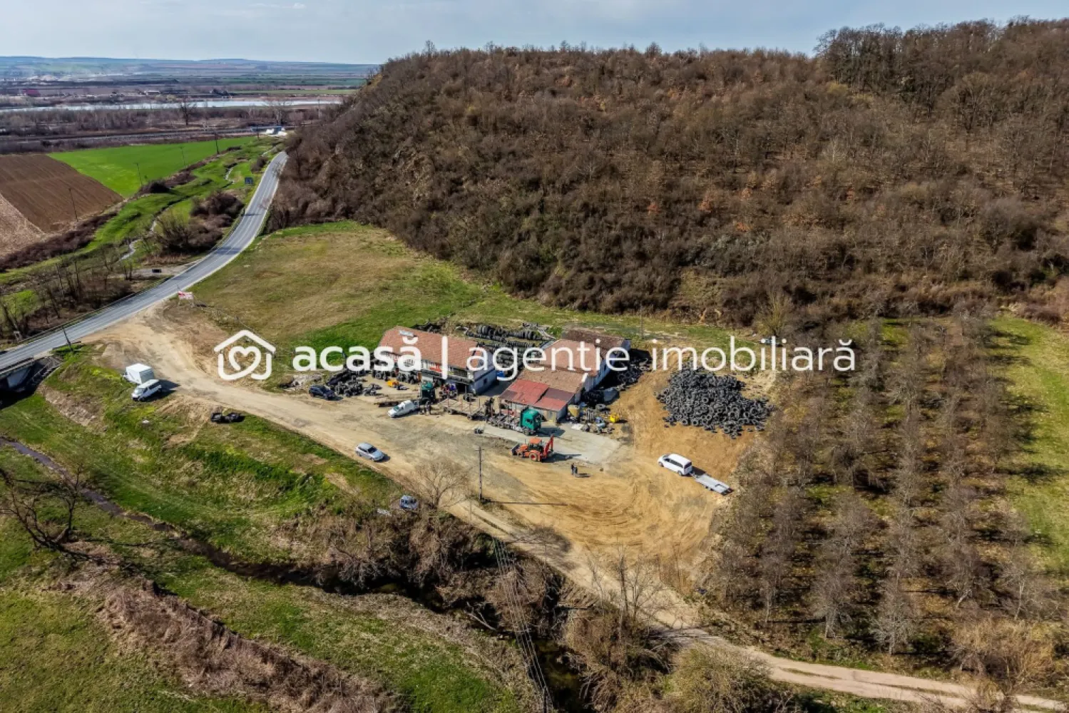 Oportunitate Investitie! Proprietate comerciala/industriala în Paulis - Îți prezentăm o oportunitate excelentă pentru dezvoltarea unei afaceri! Comision 0% la cumpărător. Atenție, prețul este fără TVA. 📍 Detalii Proprietate: Suprafață Teren: 12732 mp intravilan Clădiri: 450 mp Locație: Paulis, cu acces direct din DN7, la intersecția cu Valea Cladovei. Această proprietate oferă un potențial imens pentru diverse tipuri de afaceri, datorită amplasării strategice și a dimensiunii generoase. 💼 Utilizări Posibile: Spații comerciale Centre logistice Proiecte industriale Nu rata ocazia de a investi într-o zonă cu un potențial de dezvoltare ridicat! Contactează-ne pentru mai multe informații și pentru a programa o vizionare la 0724 694 458 Dorel Vereș consultant imobiliar,✨ Agentia Imobiliară ACASĂ - Împreună construim viitorul! ✨ Nu dispui de toată suma? Te ajutăm noi gratuit! Îți obținem oferte de la 16 bănci. Ai o proprietate de vânzare în Arad și vrei să știi cât valorează cu adevărat? Sună-mă pentru o evaluare gratuită, fără obligații. Birou: ACASĂ | Agenție imobiliară Arad }}