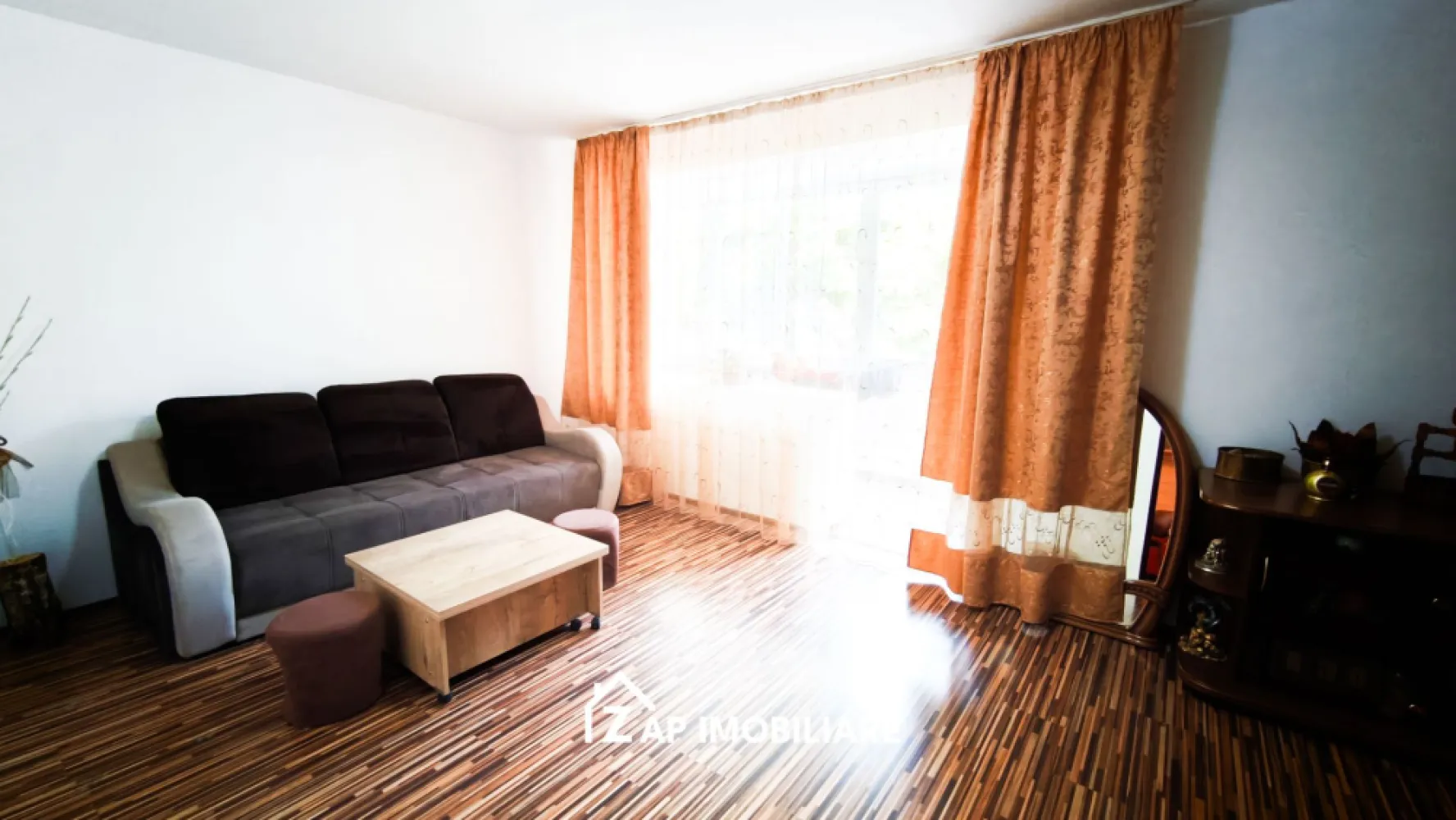 Tudor - Apartament 3 camere confort 1 - Str Moldovei - - Mentionati ID-ul proprietatii cand apelati: CP3197368
Contact ⓪⑦②⑥ ②②③ ⑧⑧⑥ Sebastian

Zap Imobiliare vă propune spre închiriere un apartament decomandat cu 3 camere, confort 1, situat în Târgu Mureș, în cartierul Tudor, pe strada Moldovei. Locuința este amplasată la etajul 3 dintr-un imobil cu 4 niveluri și oferă o suprafață utilă generoasă de 65 mp, fiind ideală pentru o familie sau persoane care își doresc un spațiu aerisit și excelent poziționat.

-- Suprafață utilă: 65 mp
-- Compartimentare: Decomandat – 1 living primitior, 2 dormitoare intime, 1 bucătărie, 1 baie, 1 hol și 1 balcon închis.
-- Dotări și utilități: Centrală termică proprie, calorifere, geamuri termopan, ușă metalică la intrare, mașină de spălat rufe, frigider, aragaz și sistem de alarmă pentru un plus de siguranță.

Locuința se închiriază complet mobilată și utilată, fiind pregătită pentru mutare imediată. Proprietatea se află într-o zonă cu un confort deosebit, în imediata apropiere a tuturor facilităților urbane: mijloace de transport în comun, magazine, unități de învățământ de toate gradele, piață, parc, bănci și farmacii.

Preț închiriere: 390 Euro / lună + garantie
Comisionul perceput este de 50% din valoarea primei chirii și se plătește o singură dată, în momentul semnării contractului de închiriere.

Acest anunț nu corespunde cerințelor tale? Sună la numărul afișat în anunț și unul dintre agenții noștri te va ajuta cu alte oferte personalizate în funcție de cerințele tale.

Contact ⓪⑦②⑥ ②②③ ⑧⑧⑥ Sebastian