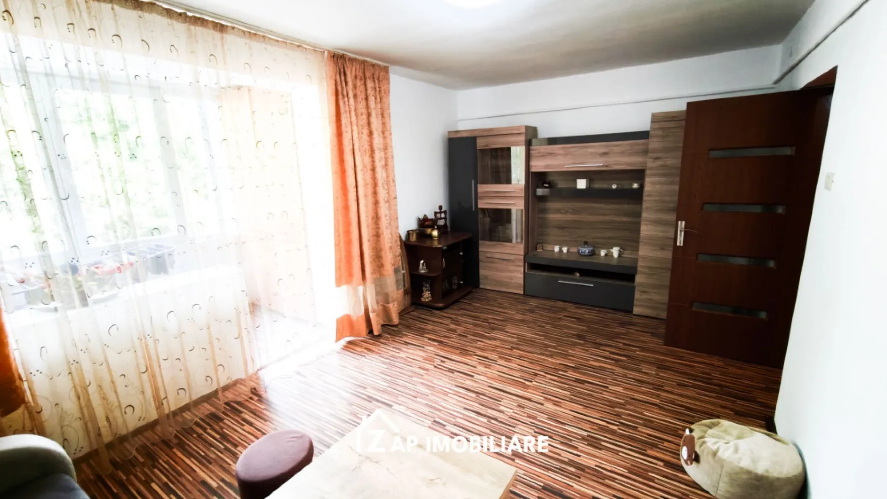 Tudor - Apartament 3 camere confort 1 - Str Moldovei - - Mentionati ID-ul proprietatii cand apelati: CP3197368
Contact ⓪⑦②⑥ ②②③ ⑧⑧⑥ Sebastian

Zap Imobiliare vă propune spre închiriere un apartament decomandat cu 3 camere, confort 1, situat în Târgu Mureș, în cartierul Tudor, pe strada Moldovei. Locuința este amplasată la etajul 3 dintr-un imobil cu 4 niveluri și oferă o suprafață utilă generoasă de 65 mp, fiind ideală pentru o familie sau persoane care își doresc un spațiu aerisit și excelent poziționat.

-- Suprafață utilă: 65 mp
-- Compartimentare: Decomandat – 1 living primitior, 2 dormitoare intime, 1 bucătărie, 1 baie, 1 hol și 1 balcon închis.
-- Dotări și utilități: Centrală termică proprie, calorifere, geamuri termopan, ușă metalică la intrare, mașină de spălat rufe, frigider, aragaz și sistem de alarmă pentru un plus de siguranță.

Locuința se închiriază complet mobilată și utilată, fiind pregătită pentru mutare imediată. Proprietatea se află într-o zonă cu un confort deosebit, în imediata apropiere a tuturor facilităților urbane: mijloace de transport în comun, magazine, unități de învățământ de toate gradele, piață, parc, bănci și farmacii.

Preț închiriere: 390 Euro / lună + garantie
Comisionul perceput este de 50% din valoarea primei chirii și se plătește o singură dată, în momentul semnării contractului de închiriere.

Acest anunț nu corespunde cerințelor tale? Sună la numărul afișat în anunț și unul dintre agenții noștri te va ajuta cu alte oferte personalizate în funcție de cerințele tale.

Contact ⓪⑦②⑥ ②②③ ⑧⑧⑥ Sebastian