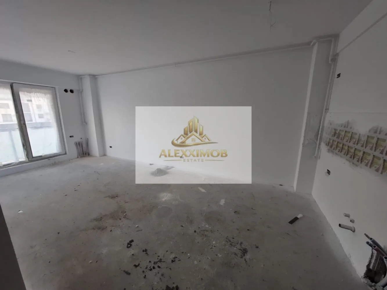 Studio de Vanzare - 47 mp - Berceni (Grand Arena) - Studio modern – Grand Arena | Finalizare Decembrie 2026 | 47 mp utili | Etaj 4/6

Descoperă un studio spațios și bine compartimentat, situat în zona Grand Arena, într-un imobil nou cu regim de înălțime P+6, având termen de finalizare în Decembrie 2026.

Locuința este amplasată la etajul 4 din 6 și dispune de o suprafață utilă de 47 mp, fiind ideală atât pentru locuit, cât și pentru investiție.

Compartimentarea este eficientă, oferind:

- living spatios
• bucătărie open-space
• baie modernă
• hol generos
• balcon

Se poate achizitiona separat un loc de parcare de la demisol la pret foarte accesibil. Liftul coboara pana in parcare.

Blocul este in constructie, finalizat 90%, se executa partea de finisaje, cu termen de finalizare decembrie 2026.

PRET 75500 (TVA INCLUS)

Ansamblul beneficiază de acces facil către centre comerciale, mijloace de transport, școli, supermarketuri și toate punctele de interes din zona Berceni – Grand Arena.

Finisaje moderne, compartimentare practică și poziționare excelentă!

Mentiune: Primele poze sunt cu titlu informativ.

Pentru mai multe detalii și programarea unei vizionări, nu ezita să mă contactezi.

Alexximob Estate - tel. 0751454742

Comision 0%