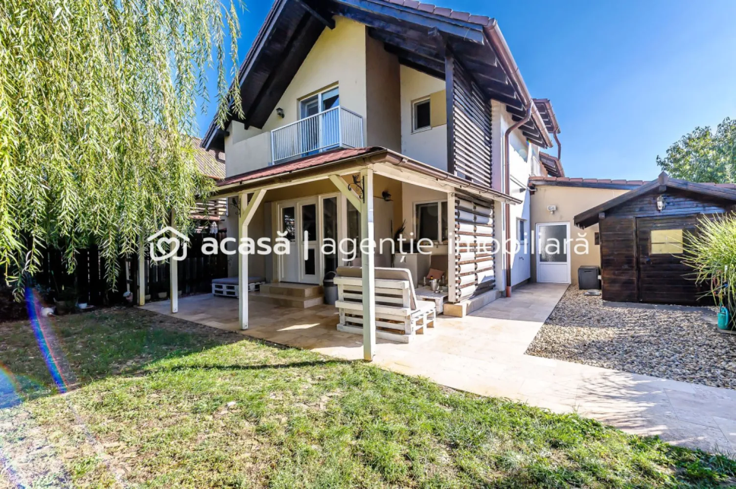 Casă de vânzare – Via Carmina, Vladimirescu -zonă rezidențială premium - Descoperă o locuință modernă și complet utilată, ideală pentru o familie care își dorește confort, spațiu și acces rapid către oraș. 📍 Localizare premium: Cartier Via Carmina, Vladimirescu – zonă liniștită, apreciată pentru comunitate și acces facil la Arad. 🏡 Detalii proprietate: Suprafață utilă: 129 mp Teren: 250 mp 2 fronturi stradale – vizibilitate și accesibilitate superioară Casă parter + mansardă Garaj și magazie incluse ✨ Compartimentare eficientă: Parter: living spațios cu bucătărie open-space, baie modernă și dormitor luminos Mansardă: 2 dormitoare, dressing generos și baie + 2 balcoane 🌿 Dotări speciale: Podele din travertin natural – eleganță, durabilitate și un plus de rafinament în întreaga casă Sistem de irigații automatizat cu apă din fântână proprie Curte amenajată pentru relaxare și timp liber 🔑 Avantaj major: Casa se vinde complet mobilată și utilată – te muți imediat, fără investiții suplimentare! Nu dispui de toată suma? Te ajutăm noi gratuit! Îți obținem oferte de la 16 bănci. Ai o proprietate de vânzare în Arad și vrei să știi cât valorează cu adevărat? Sună-mă pentru o evaluare gratuită, fără obligații. 📞 Pentru detalii și vizionări: Lucian Marc – Consultant Imobiliar Acasa Arad Telefon: 0746 093 329 🏢 ACASA | Agenție Imobiliară Arad Adresă: Bulevardul Decebal 2, Arad 310133 }}