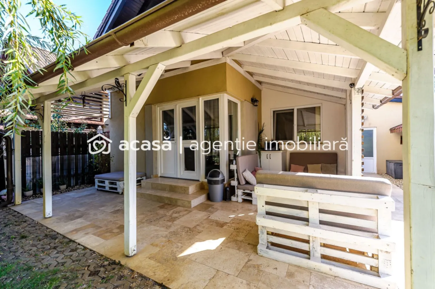 Casă de vânzare – Via Carmina, Vladimirescu -zonă rezidențială premium - Descoperă o locuință modernă și complet utilată, ideală pentru o familie care își dorește confort, spațiu și acces rapid către oraș. 📍 Localizare premium: Cartier Via Carmina, Vladimirescu – zonă liniștită, apreciată pentru comunitate și acces facil la Arad. 🏡 Detalii proprietate: Suprafață utilă: 129 mp Teren: 250 mp 2 fronturi stradale – vizibilitate și accesibilitate superioară Casă parter + mansardă Garaj și magazie incluse ✨ Compartimentare eficientă: Parter: living spațios cu bucătărie open-space, baie modernă și dormitor luminos Mansardă: 2 dormitoare, dressing generos și baie + 2 balcoane 🌿 Dotări speciale: Podele din travertin natural – eleganță, durabilitate și un plus de rafinament în întreaga casă Sistem de irigații automatizat cu apă din fântână proprie Curte amenajată pentru relaxare și timp liber 🔑 Avantaj major: Casa se vinde complet mobilată și utilată – te muți imediat, fără investiții suplimentare! Nu dispui de toată suma? Te ajutăm noi gratuit! Îți obținem oferte de la 16 bănci. Ai o proprietate de vânzare în Arad și vrei să știi cât valorează cu adevărat? Sună-mă pentru o evaluare gratuită, fără obligații. 📞 Pentru detalii și vizionări: Lucian Marc – Consultant Imobiliar Acasa Arad Telefon: 0746 093 329 🏢 ACASA | Agenție Imobiliară Arad Adresă: Bulevardul Decebal 2, Arad 310133 }}