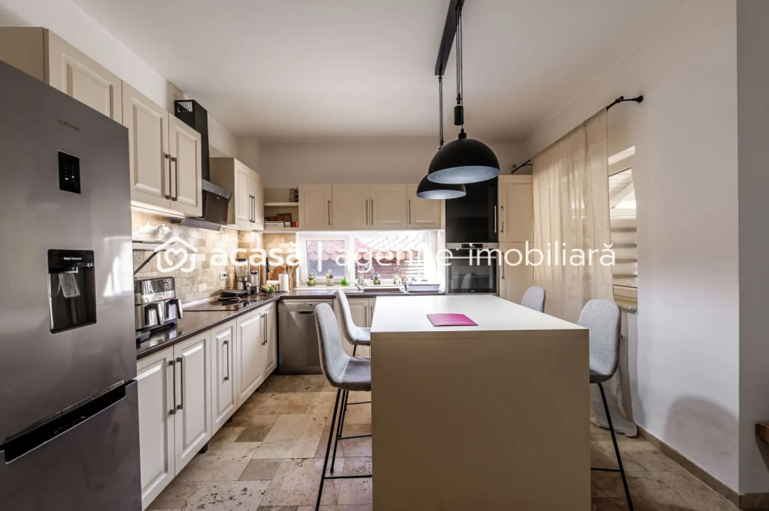 Casă de vânzare – Via Carmina, Vladimirescu -zonă rezidențială premium - Descoperă o locuință modernă și complet utilată, ideală pentru o familie care își dorește confort, spațiu și acces rapid către oraș. 📍 Localizare premium: Cartier Via Carmina, Vladimirescu – zonă liniștită, apreciată pentru comunitate și acces facil la Arad. 🏡 Detalii proprietate: Suprafață utilă: 129 mp Teren: 250 mp 2 fronturi stradale – vizibilitate și accesibilitate superioară Casă parter + mansardă Garaj și magazie incluse ✨ Compartimentare eficientă: Parter: living spațios cu bucătărie open-space, baie modernă și dormitor luminos Mansardă: 2 dormitoare, dressing generos și baie + 2 balcoane 🌿 Dotări speciale: Podele din travertin natural – eleganță, durabilitate și un plus de rafinament în întreaga casă Sistem de irigații automatizat cu apă din fântână proprie Curte amenajată pentru relaxare și timp liber 🔑 Avantaj major: Casa se vinde complet mobilată și utilată – te muți imediat, fără investiții suplimentare! Nu dispui de toată suma? Te ajutăm noi gratuit! Îți obținem oferte de la 16 bănci. Ai o proprietate de vânzare în Arad și vrei să știi cât valorează cu adevărat? Sună-mă pentru o evaluare gratuită, fără obligații. 📞 Pentru detalii și vizionări: Lucian Marc – Consultant Imobiliar Acasa Arad Telefon: 0746 093 329 🏢 ACASA | Agenție Imobiliară Arad Adresă: Bulevardul Decebal 2, Arad 310133 }}