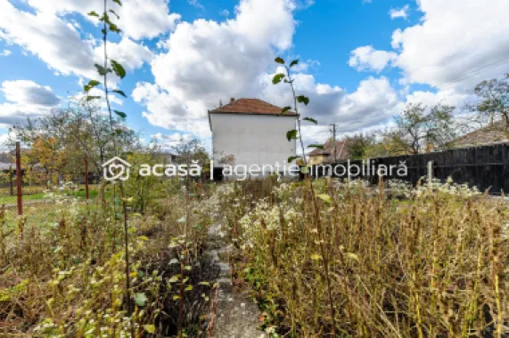 Casă din cărămidă cu 8 camere – zonă liniștită, LIPOVA