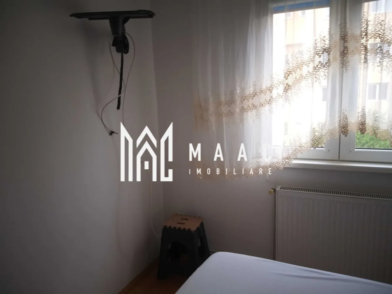 Apartament 2 Camere I Etaj 3 I Rahovei - Apartament cu 2 camere semidecomandate, situat la etajul 3 al unui imobil de pe strada Rahovei, vis-a-vis de Hotel Class. Detalii proprietate: Suprafață optim compartimentată Balcon închis Geam la baie Recent renovat: parchet din lemn masiv, geamuri termopan Dotări: Complet mobilat și utilat Mașină de spălat Frigider Centrală termică proprie Apartamentul este ideal pentru persoane care caută o locuință practică și confortabilă, într-o zonă accesibilă, cu toate facilitățile în apropiere. Pentru mai multe detalii, precizați telefonic că ați văzut anunțul cu ID: CP2816881 }}