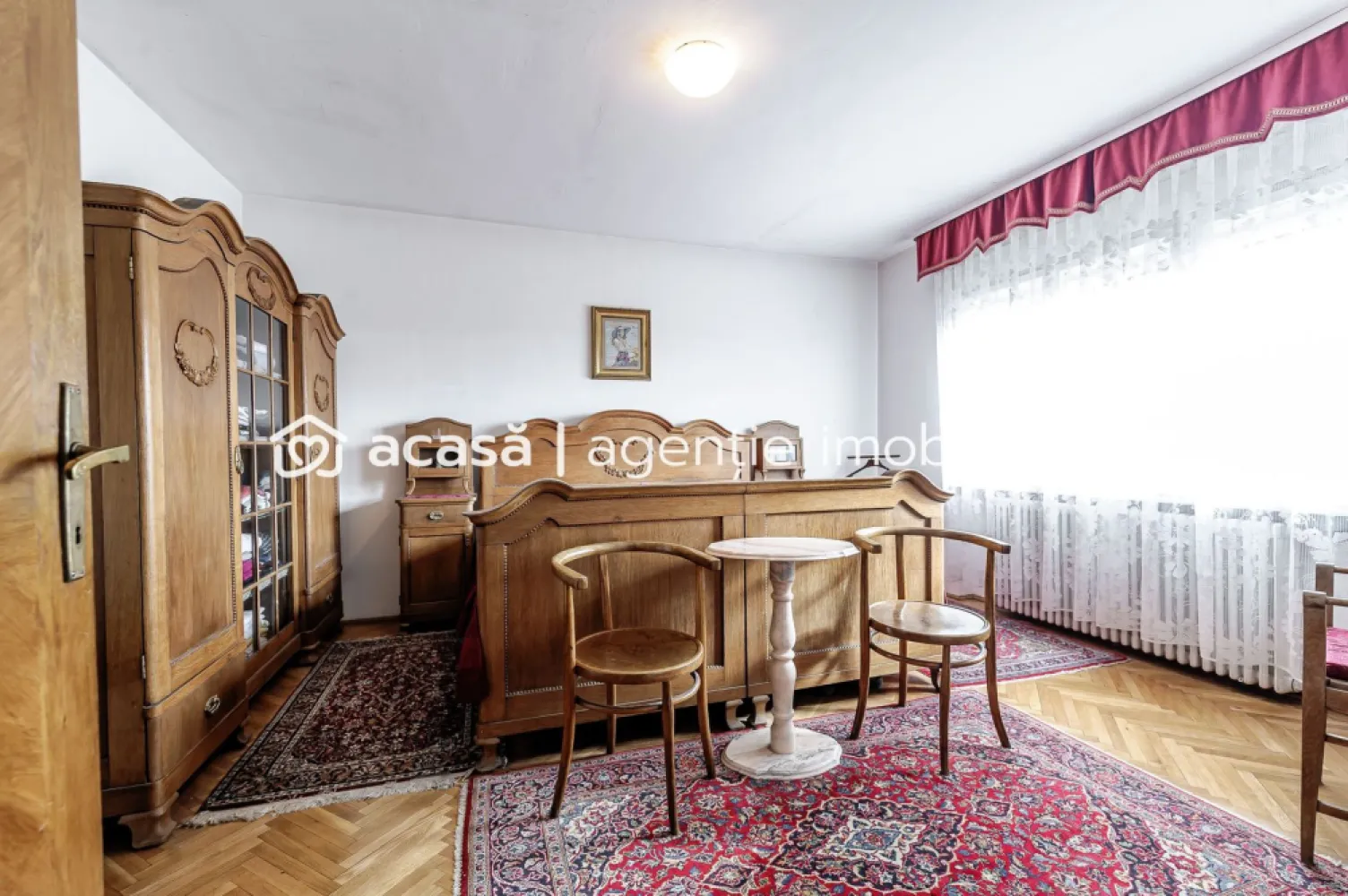 Casă din cărămidă cu 8 camere – zonă liniștită, LIPOVA