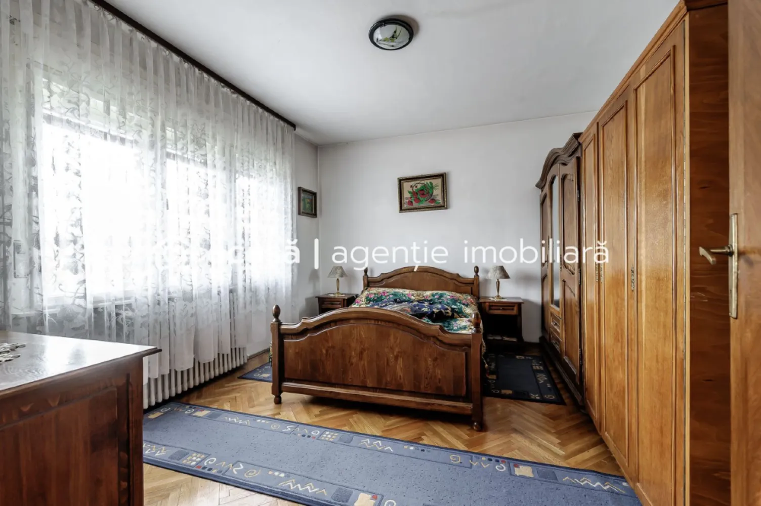 Casă din cărămidă cu 8 camere – zonă liniștită, LIPOVA